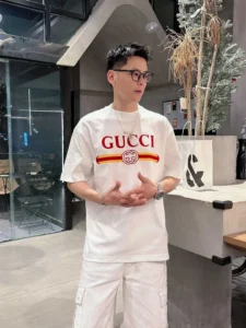 P520 Gucci Gucci Spring/Summer 2025 Premiere Short Sleeve Crew Neck T-Shirt Design personnalisé haut de gamme Mode d'avant-garde ! Logo de la marque, conception artisanale lourde, tissu en coton nuageux mercerisé. Doux au toucher. Confortable à porter. Coutures exquises à contre-jour. Le logo de la marque est très travaillé et conçu dans un tissu de coton nuageux mercerisé. L'effet sur le corps est d'une beauté inégalée ! Un produit unique essentiel pour les hommes ! Couleur : Noir Blanc Longueur : M-3XL Version micro large de 178 155 livres usure L usure maximale 210 livres-Sacs haute couture