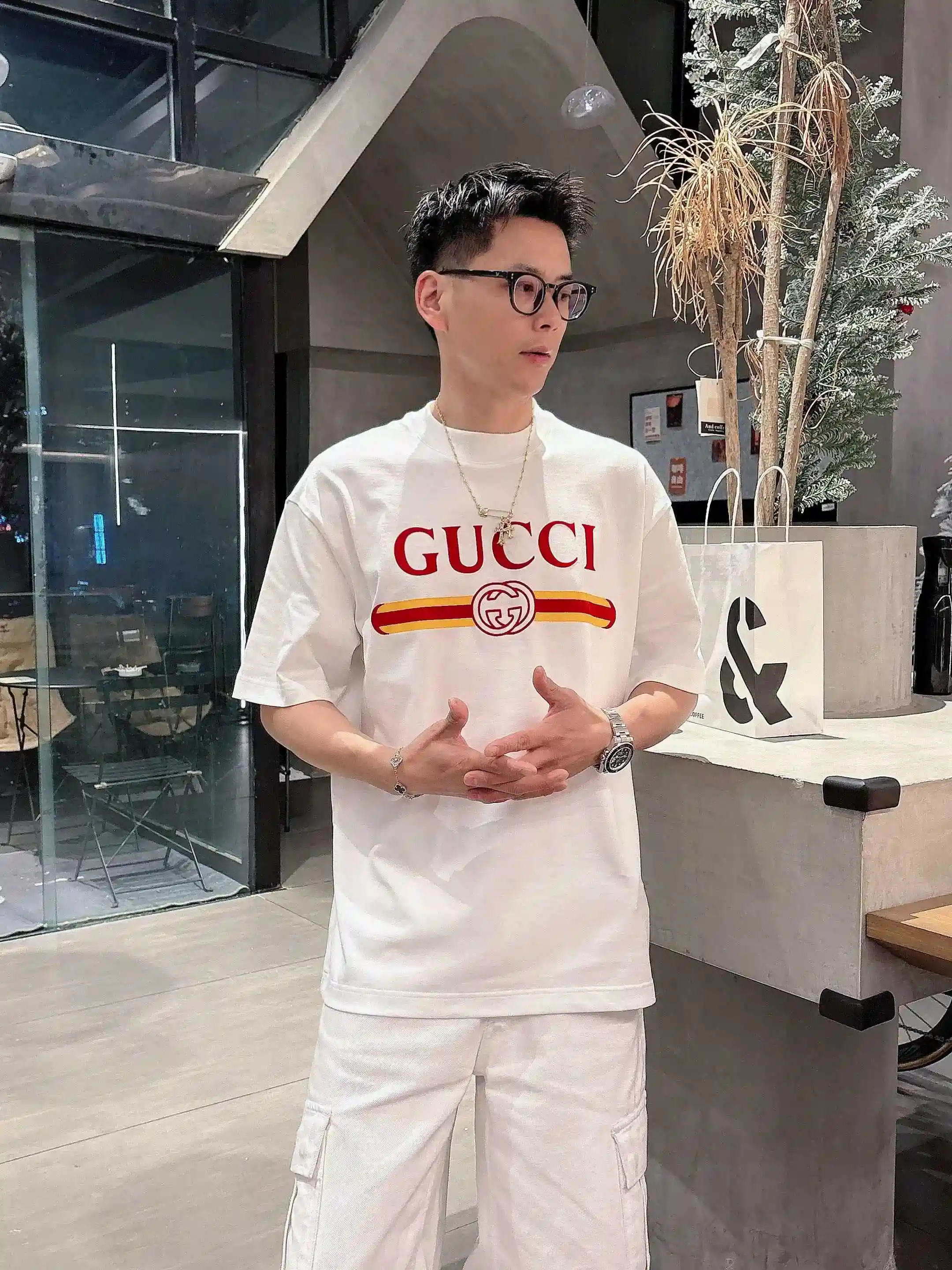 P520 Gucci Gucci Primavera/Verano 2025 Premiere Camiseta de manga corta y cuello redondo Diseño personalizado de alta gama ¡Moda vanguardista! Logotipo de la marca diseño artesanal tejido de algodón nublado mercerizado. Suave al tacto. Cómoda de llevar. Costuras exquisitas en el contorno. El logotipo de la marca está fuertemente trabajado y diseñado en tejido de algodón nublado mercerizado. El efecto de la parte superior del cuerpo es inigualablemente atractivo. ¡Producto único esencial para hombre! Color: Negro Blanco Yardage: M-3XL micro versión amplia de 178 155 libras desgaste L desgaste máximo 210 libras-Bolsas de alta moda