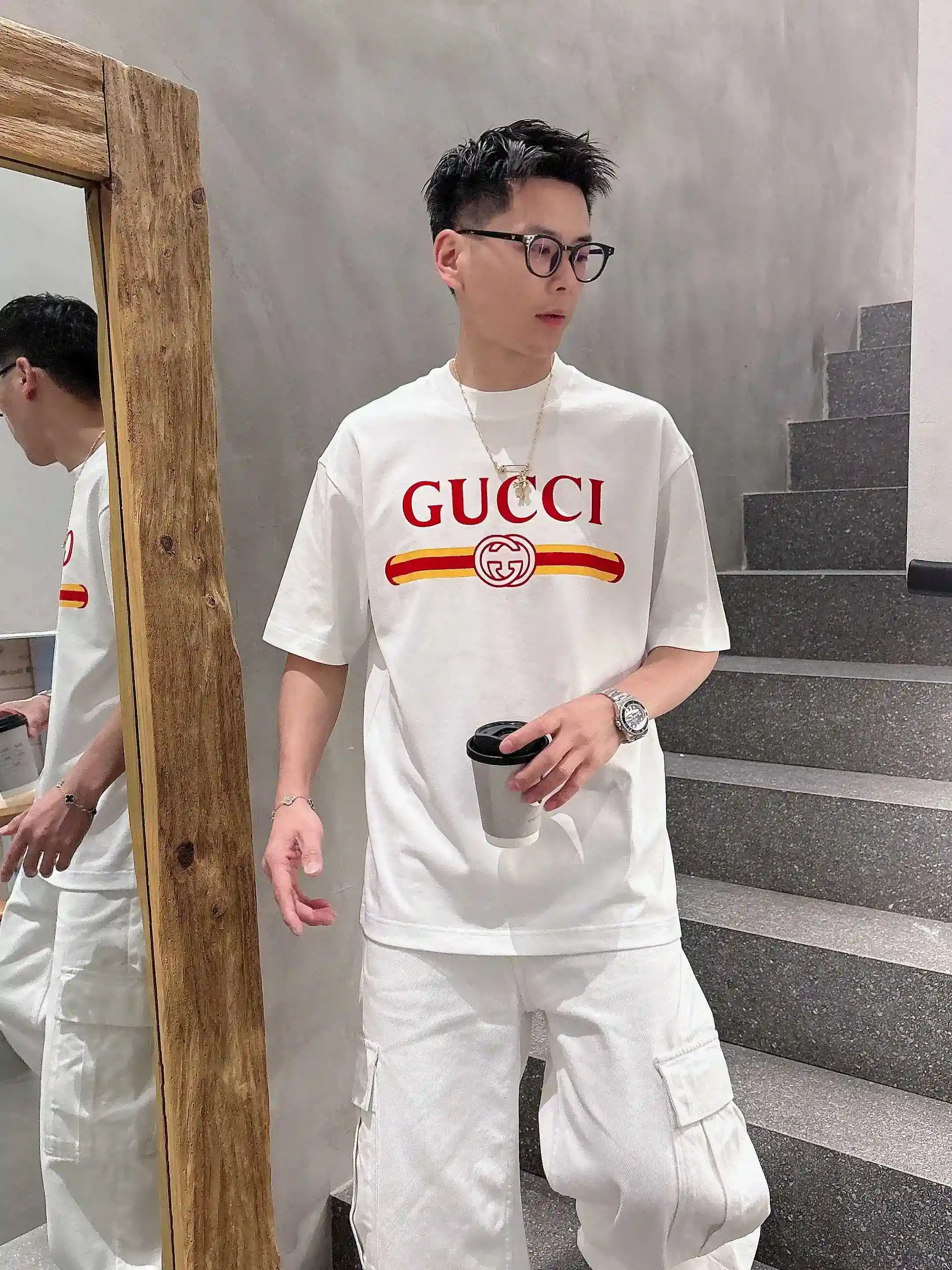 イメージ画像 [8]-P520 グッチ GUCCI 2025年春夏 プルミエール 半袖 クルーネック Tシャツ 高級オーダーメイドデザイン アヴァンギャルドファッション！ブランドロゴ入りの重厚なクラフトマンシップデザイン マーセライズ加工を施したクラウドコットン素材。ソフトな肌触り。快適な着心地。カウンターレベルの絶妙なステッチ。ブランドロゴは、マーセライズ加工を施したクラウドコットン生地で重厚にデザインされています。上半身の効果は他の追随を許さないハンサムさ！メンズ必須の単品商品！カラー：ブラックホワイトヤーデージ：178 155ポンド摩耗L最大摩耗210ポンド-ハイフェイクバッグのM-3XLマイクロブロードバージョン