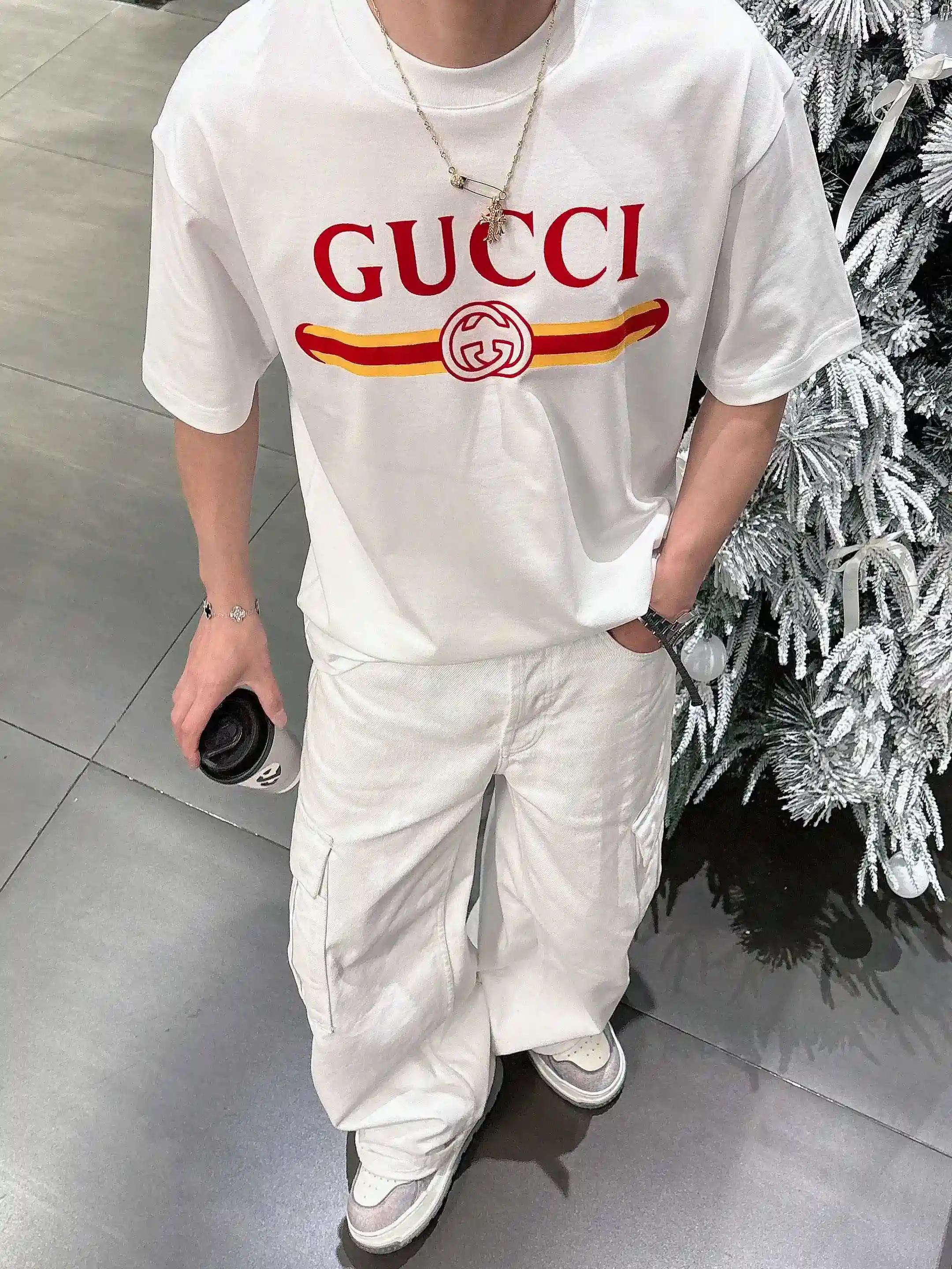 Image [9]-P520 Gucci Gucci Spring/Summer 2025 Premiere Short Sleeve Crew Neck T-Shirt High-end customized design Avant-garde fashion! Brand logo heavy craftsmanship design Mercerized cloudy cotton fabric. Soft handfeel. Comfortable to wear. Counter-level exquisite stitching. The brand's logo is heavily crafted and designed in mercerized cloudy cotton fabric. The upper body effect is unrivaled handsome! Men's must-have single product! Color: black white yards: M-3XL micro broad version of 178 155 pounds to wear L maximum wear 210 pounds-high replica handbags