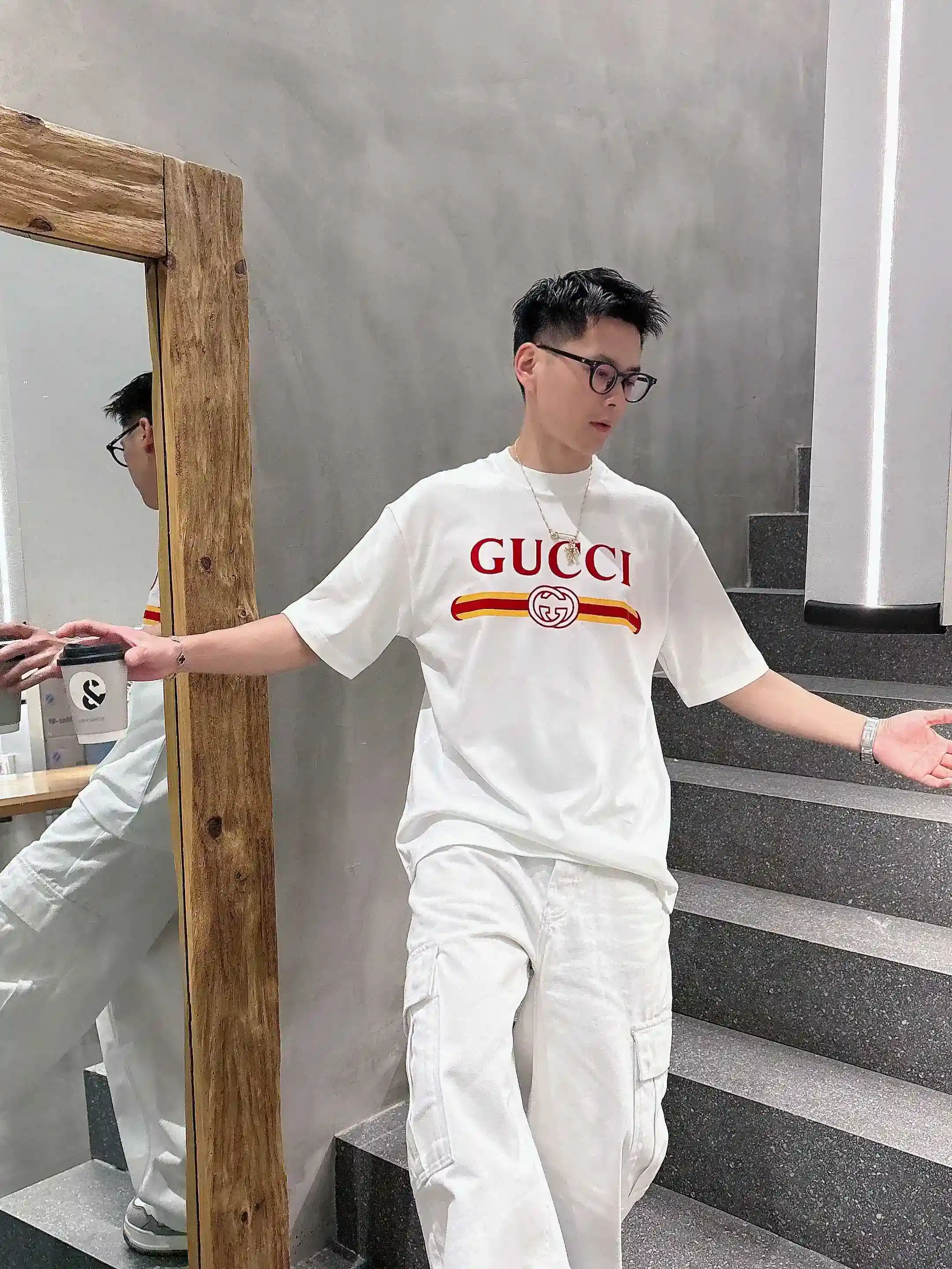 イメージ画像 [10]-P520 グッチ GUCCI 2025年春夏 プルミエール 半袖 クルーネック Tシャツ 高級オーダーメイドデザイン アヴァンギャルドファッション！ブランドロゴ入りの重厚なクラフトマンシップデザイン マーセライズ加工を施したクラウドコットン素材。ソフトな肌触り。快適な着心地。カウンターレベルの絶妙なステッチ。ブランドロゴは、マーセライズ加工を施したクラウドコットン生地で重厚にデザインされている。ボディへの効果は他の追随を許さないハンサムさ！メンズ必須の単品商品！カラー：ブラックホワイトヤーデージ：178 155ポンド摩耗L最大摩耗210ポンド-ハイフェイクバッグのM-3XLマイクロブロードバージョン