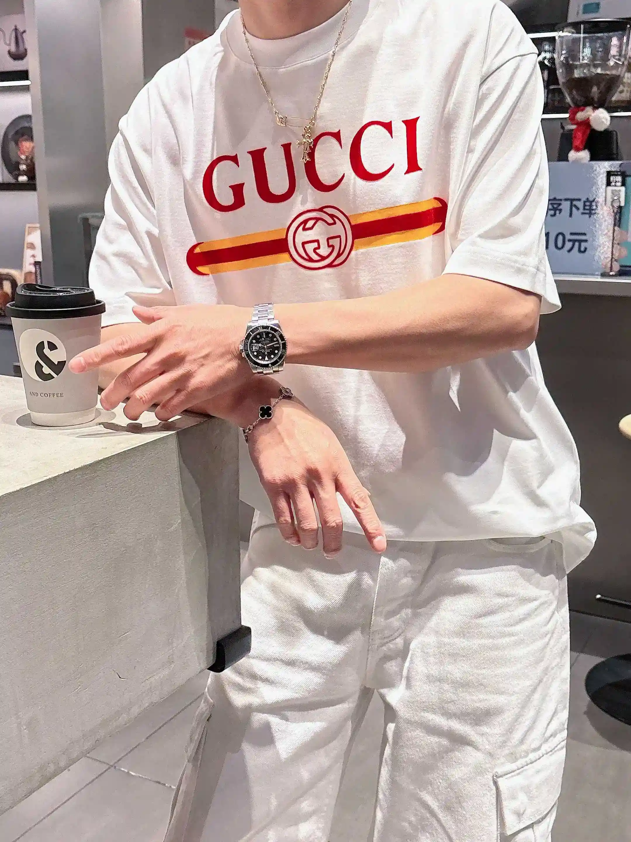 Imagen [11]-P520 Gucci Gucci Primavera/Verano 2025 Premiere Camiseta manga corta cuello redondo Diseño de alta gama a medida ¡Moda vanguardista! Logotipo de la marca Diseño de artesanía pesada Tejido de algodón nublado mercerizado. Tacto suave. Cómodo de llevar. Costuras exquisitas en el contorno. El logotipo de la marca está fuertemente trabajado y diseñado en tejido de algodón nublado mercerizado. ¡El efecto sobre el cuerpo es inigualablemente atractivo! ¡Producto único esencial para hombre! Color: Negro Blanco Yardage: M-3XL Micro versión amplia de 178 155 libras desgaste L desgaste máximo 210 libras-Altas bolsas de imitación