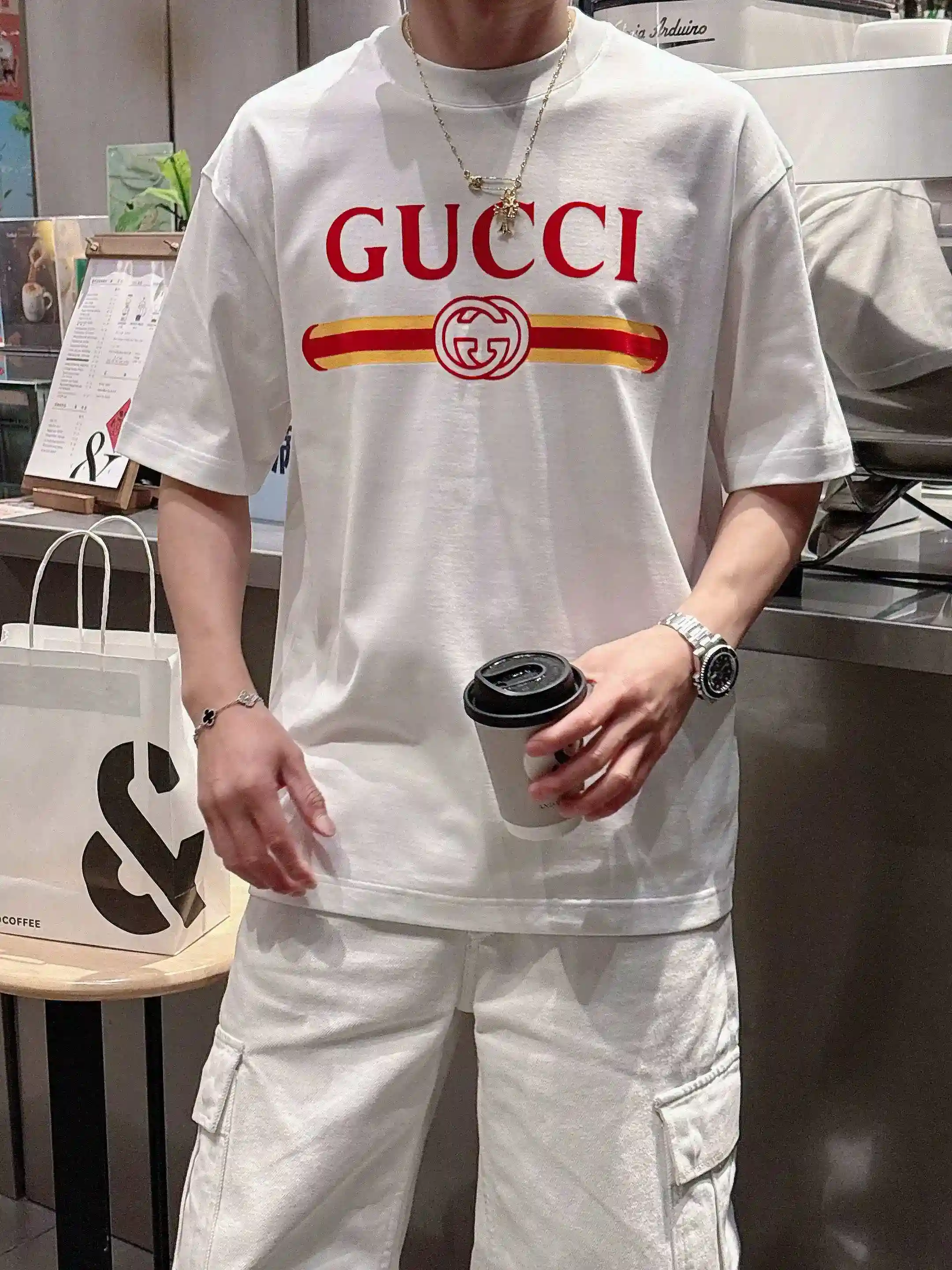 Image [14]-P520 Gucci Gucci Spring/Summer 2025 Premiere Short Sleeve Crew Neck T-Shirt High-end customized design Avant-garde fashion! Brand logo heavy craftsmanship design Mercerized cloudy cotton fabric. Soft handfeel. Comfortable to wear. Counter level exquisite stitching. The brand's logo is heavily crafted and designed in mercerized cloudy cotton fabric. The upper body effect is unrivaled handsome! Men's must-have single product! Color: black white yards: M-3XL micro broad version of 178 155 pounds to wear L maximum wear 210 pounds-high replica handbags