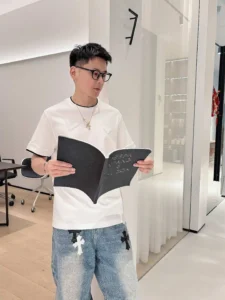 P520 Prada Prada Spring/Summer 2025 Debut Short Sleeve Crew Neck T-Shirt Design sur mesure haut de gamme Mode d'avant-garde ! Logo de la marque, conception artisanale lourde, tissu en coton nuageux mercerisé. Doux au toucher. Confortable à porter. Coutures exquises à contre-jour. Le logo de la marque est fortement travaillé et conçu dans un tissu de coton nuageux mercerisé. L'effet sur le haut du corps est d'une beauté inégalée ! Un produit unique essentiel pour les hommes ! Couleur : Noir Blanc Longueur : M-3XL Version micro large de 178 155 livres porter L usure maximale 210 livres-Haute Faux Sacs