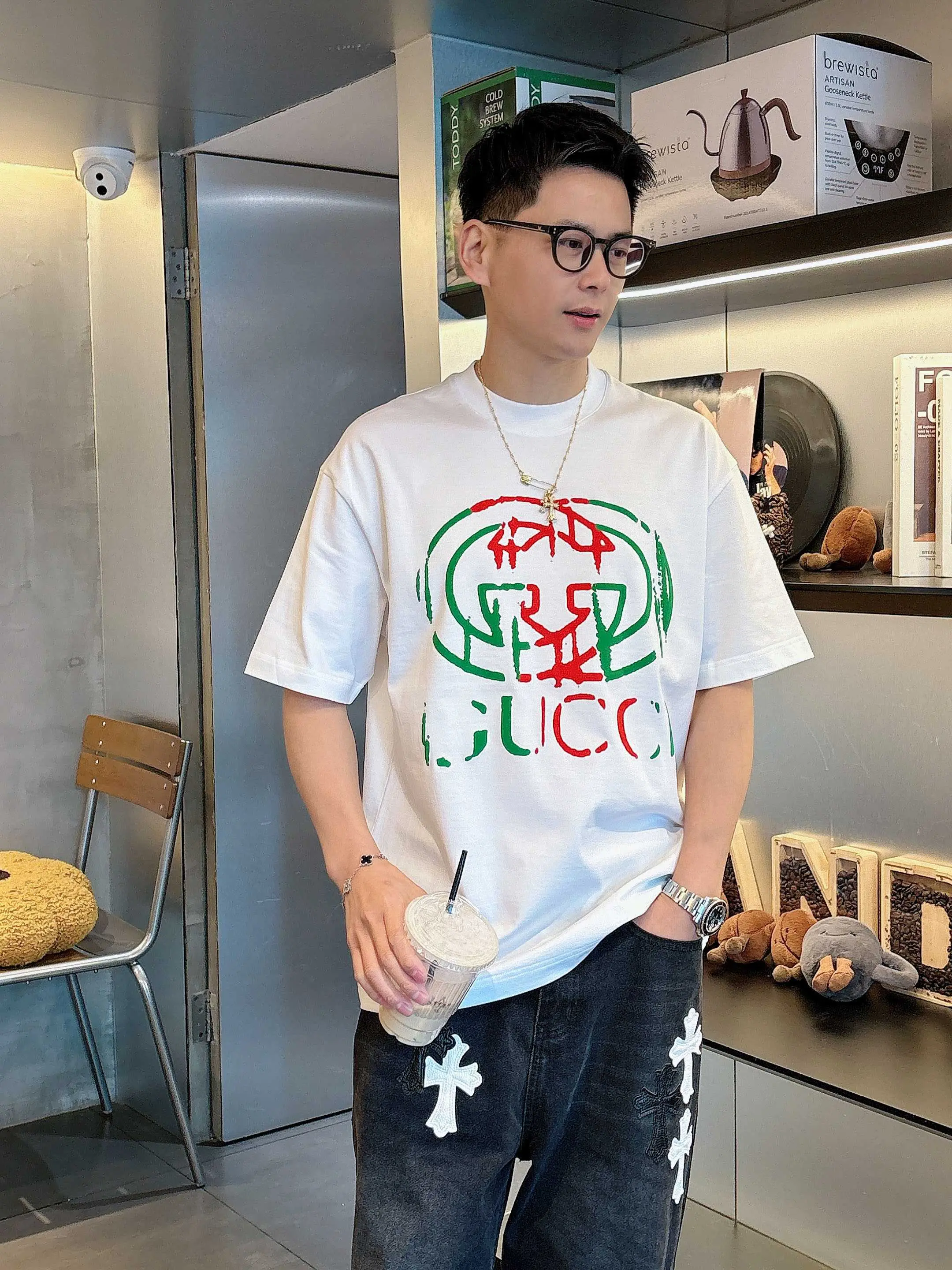 P520 Gucci古驰 2025春夏首发短袖圆领T恤 高端订制 设计前卫时尚！品牌logo重工艺设计 丝光云朵棉面料.手感柔软.穿着舒适.专柜级别精致车线.做工精细.上身效果无敌帅气！型男必备单品！
颜色：黑色 白色
码数：M-3XL 微阔版型 178 155斤穿L 最大穿210斤-高仿包包