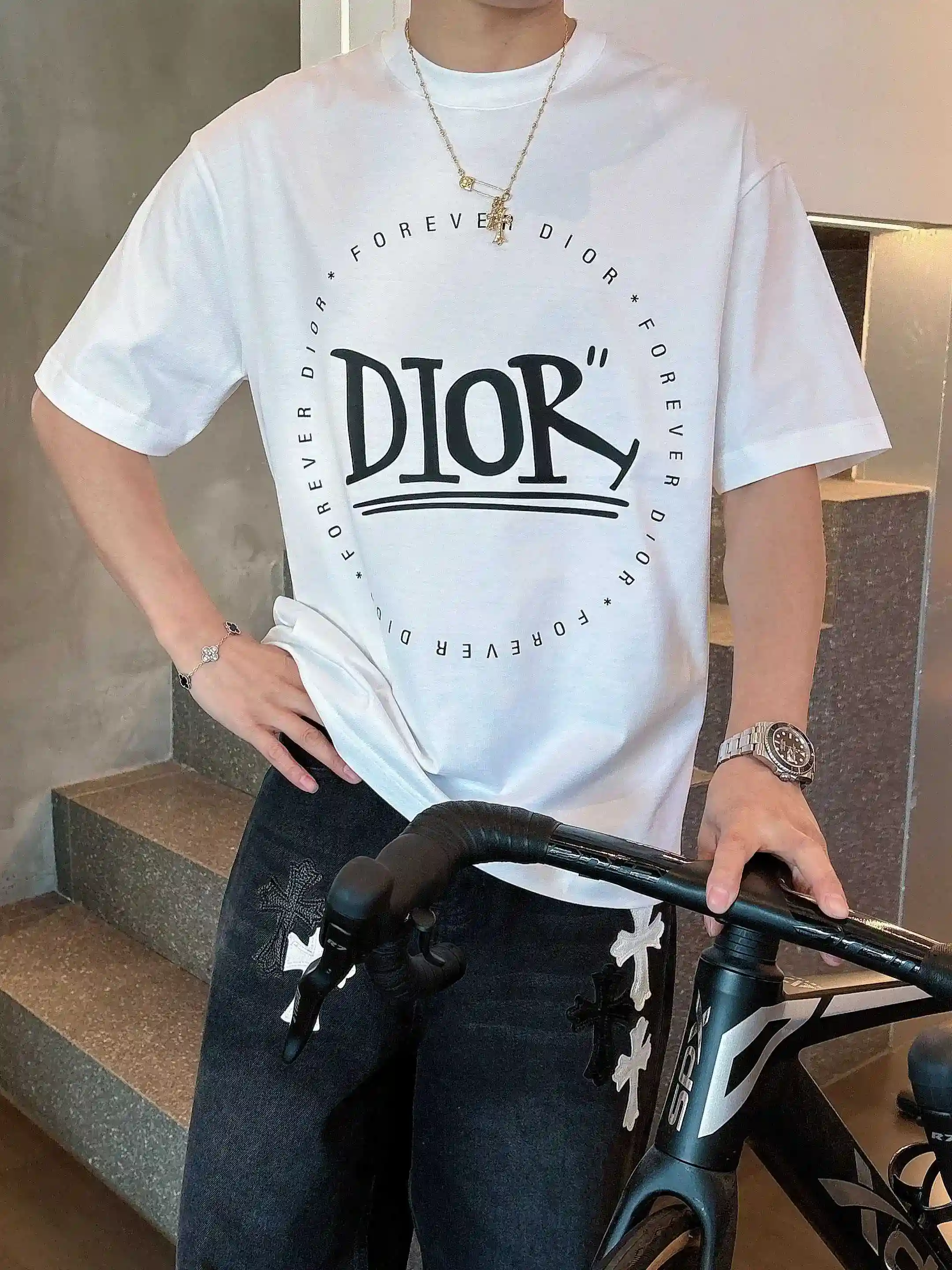 Image [3]-P520 Dior Dior Spring/Summer 2025 Premiere Short Sleeve Crew Neck T-Shirt High-end bespoke design Avant-garde fashion ! Logo de la marque, conception artisanale lourde, tissu en coton nuageux mercerisé. Toucher doux. Confortable à porter. Coutures exquises à contre-jour. Le logo de la marque est fortement travaillé et conçu dans un tissu de coton nuageux mercerisé. L'effet sur le corps est d'une beauté inégalée ! Un produit unique essentiel pour les hommes ! Couleur : Noir Blanc Longueur : M-3XL Version micro large de 178 155 livres usure L usure maximale 210 livres-Sacs haute couture