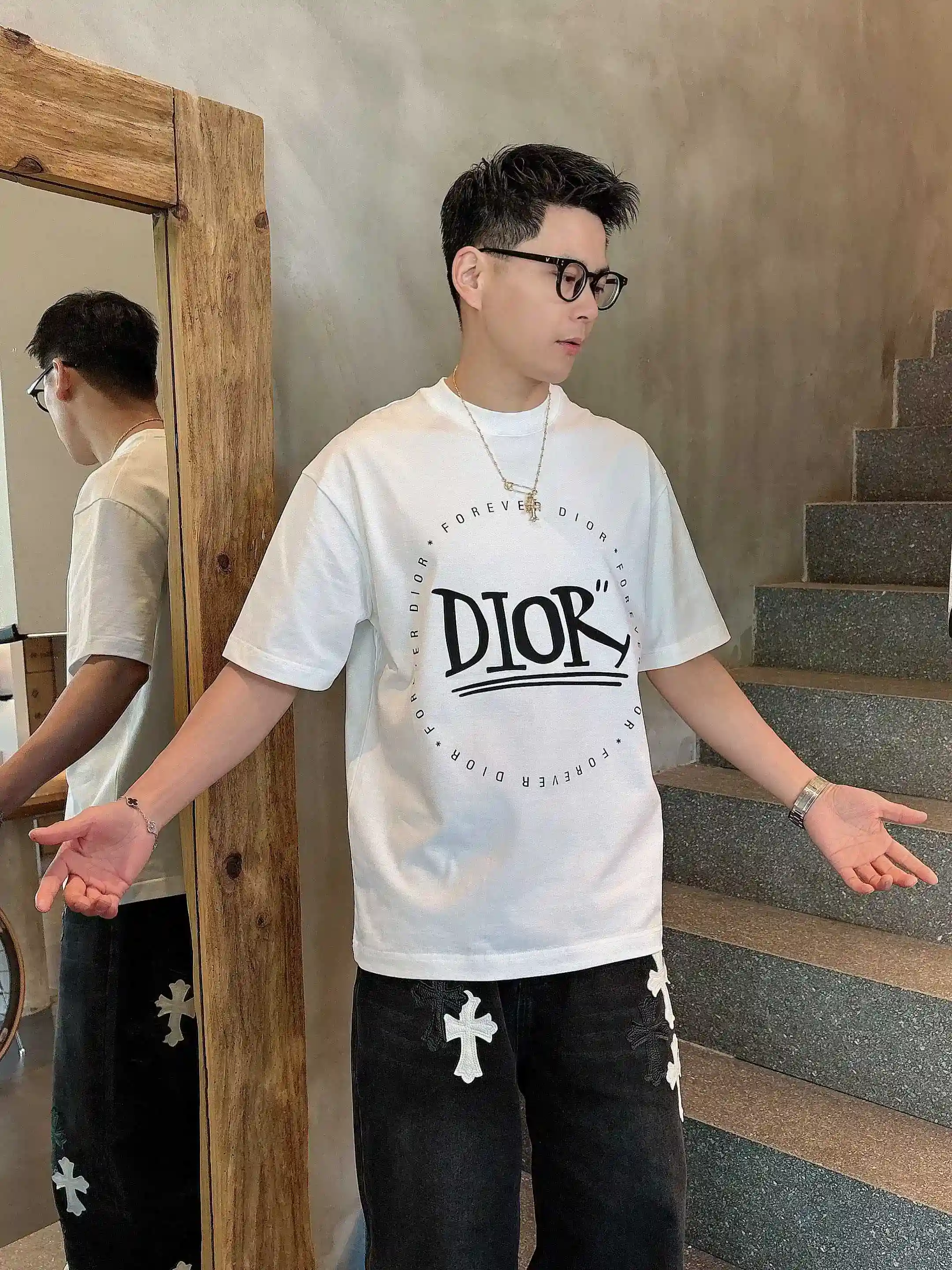 イメージ画像 [4]-P520 Dior ディオール 2025年春夏 プルミエール 半袖 クルーネック Tシャツ 高級オーダーメイドデザイン アヴァンギャルドファッション！ブランドロゴ入りの重厚なクラフツマンシップデザイン。ソフトな肌触り。快適な着心地。カウンターレベルの絶妙なステッチ。ブランドロゴは、マーセライズ加工を施したクラウドコットン生地で重厚にデザインされている。ボディへの効果は他の追随を許さない♡！メンズ必須の単品商品！カラー：ブラックホワイトヤード数：M-3XL 178 155ポンド摩耗L最大摩耗210ポンド-ハイファッションバッグのマイクロブロードバージョン