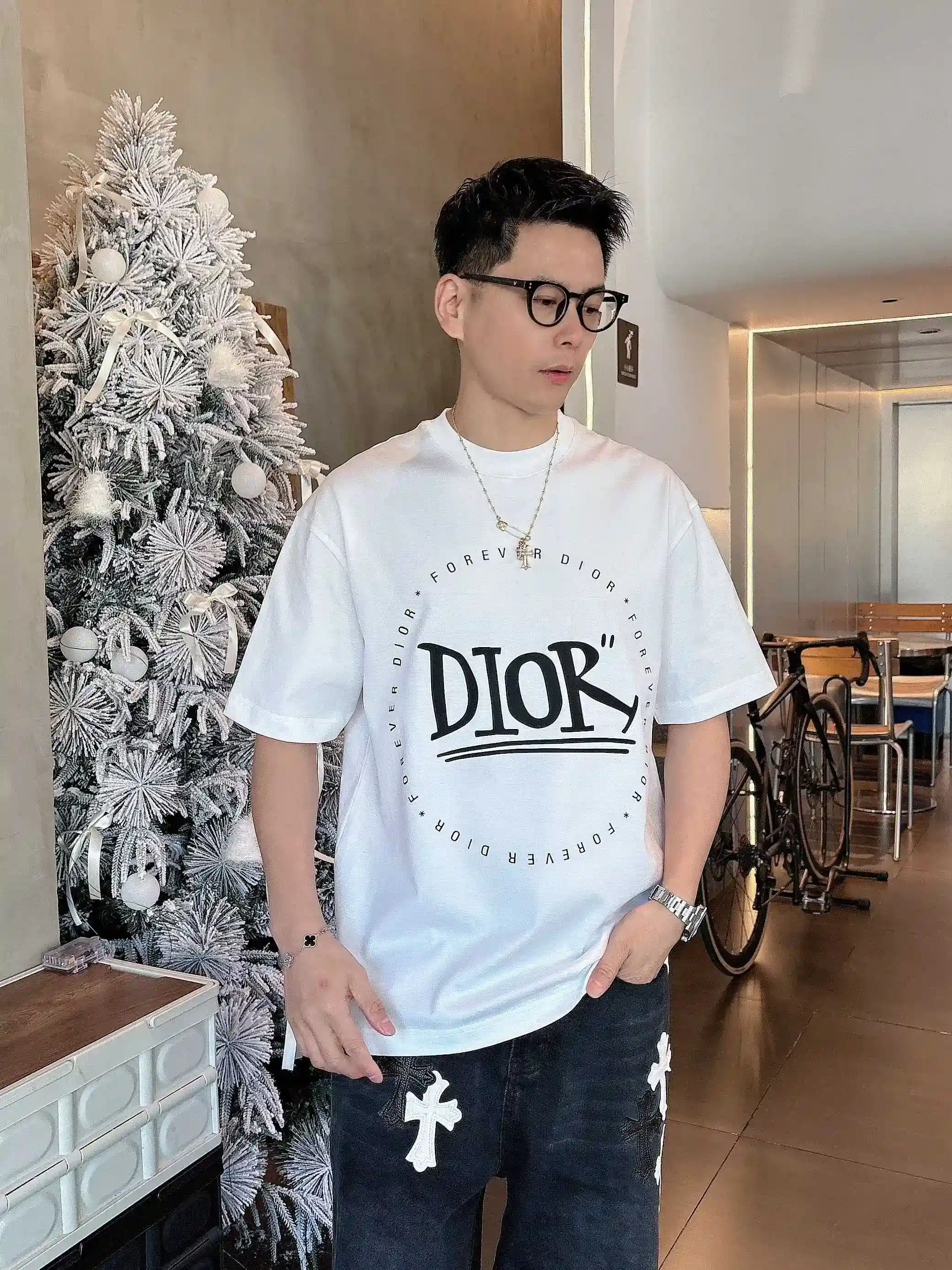 P520 Dior ディオール 2025年春夏 プルミエール 半袖 クルーネック Tシャツ ハイエンド カスタマイズ デザイン アヴァンギャルド ファッション！ブランドロゴ入りの重厚なクラフトマンシップデザイン マーセライズ加工を施したクラウドコットン素材。ソフトな肌触り。快適な着心地。カウンターレベルの絶妙なステッチ。ブランドロゴは、マーセライズ加工を施したクラウドコットン生地で重厚にデザインされています。ボディへの効果は他の追随を許さない♡！メンズ必須の単品商品！カラー：ブラックホワイトヤード数：M-3XL 178 155ポンド摩耗L最大摩耗210ポンド-ハイファッションバッグのマイクロブロードバージョン