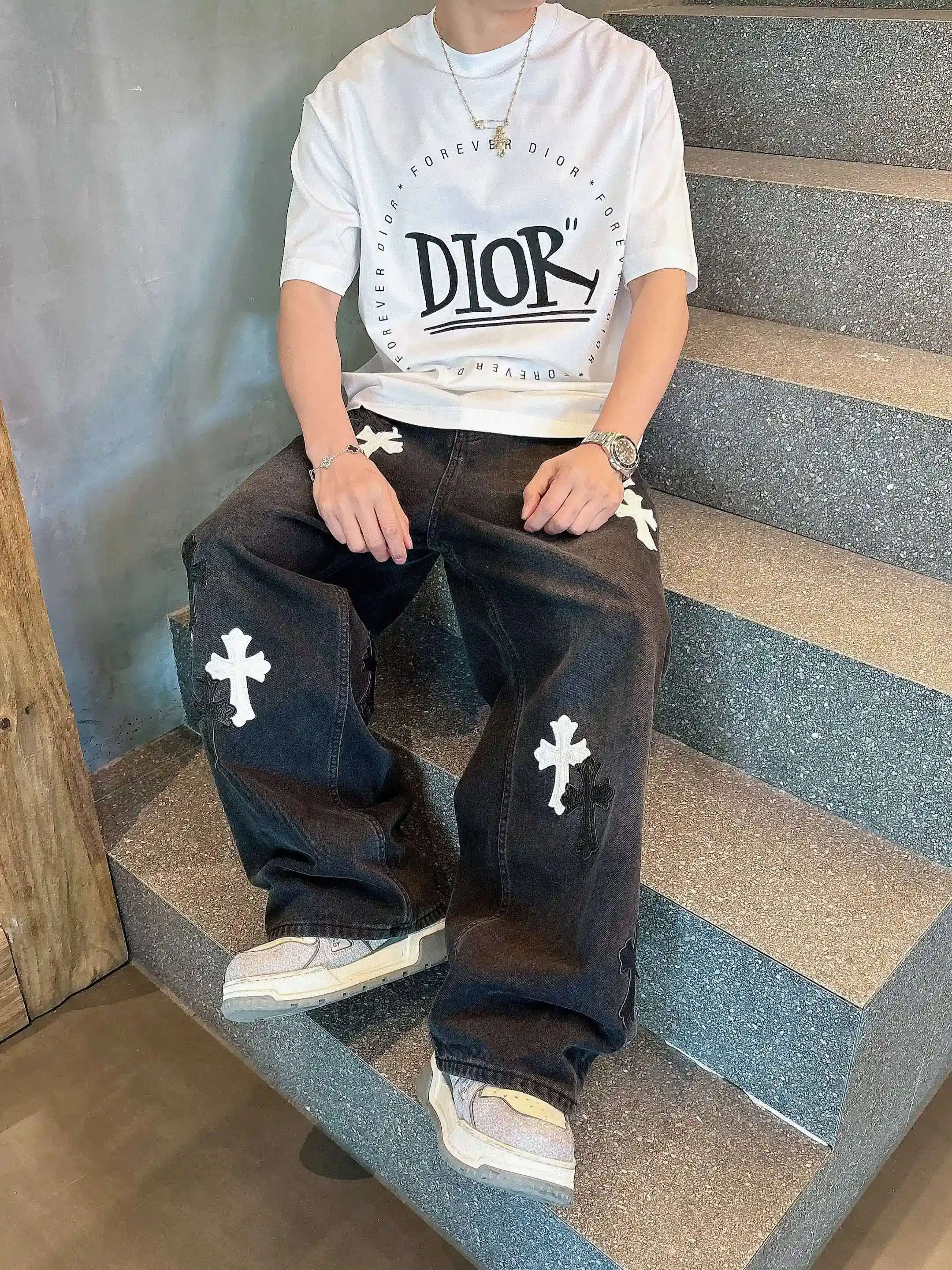 イメージ画像 [5]-P520 Dior ディオール 2025年春夏 プルミエール 半袖 クルーネック Tシャツ 高級オーダーメイドデザイン アヴァンギャルドファッション！ブランドロゴ入りの重厚なクラフツマンシップデザイン。ソフトな肌触り。快適な着心地。カウンターレベルの絶妙なステッチ。ブランドロゴは、マーセライズ加工を施したクラウドコットン生地で重厚にデザインされている。ボディへの効果は他の追随を許さない♡！メンズ必須の単品商品！カラー：ブラックホワイトヤード数：M-3XL 178 155ポンド摩耗L最大摩耗210ポンド-ハイファッションバッグのマイクロブロードバージョン