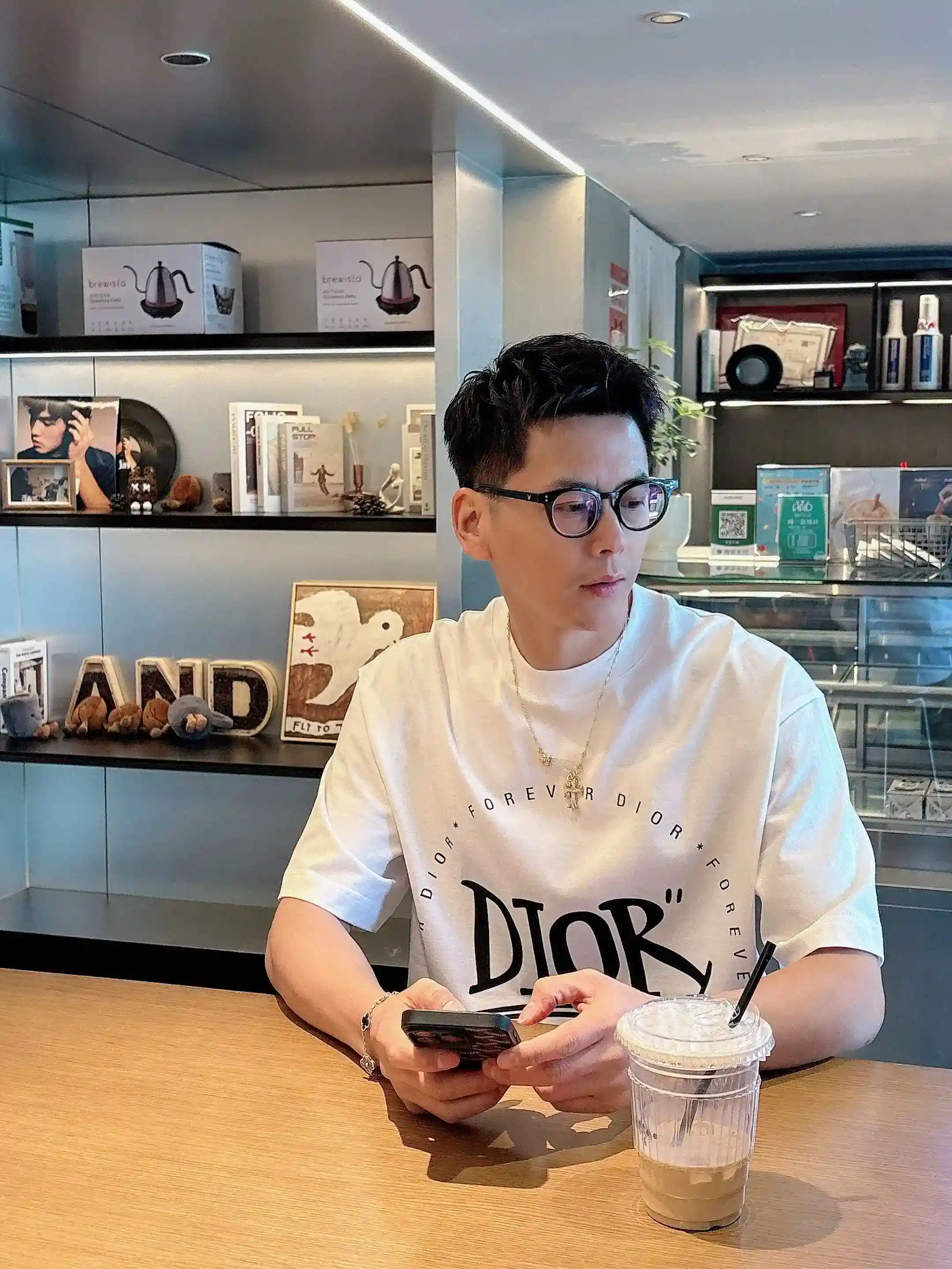 イメージ画像 [8]-P520 Dior ディオール 2025年春夏 プルミエール 半袖 クルーネック Tシャツ 高級オーダーメイドデザイン アヴァンギャルドファッション！ブランドロゴ入りの重厚なクラフツマンシップデザイン。ソフトな肌触り。快適な着心地。カウンターレベルの絶妙なステッチ。ブランドロゴはマーセライズ加工されたクラウドコットン生地で重厚にデザインされています。上半身の効果は他の追随を許さないハンサムさ！メンズ必携の単品商品！カラー：ブラックホワイトヤード：178 155ポンドのM-3XLマイクロブロードバージョンは、Lの最大摩耗210ポンド-ハイレプリカハンドバッグを着用してください。