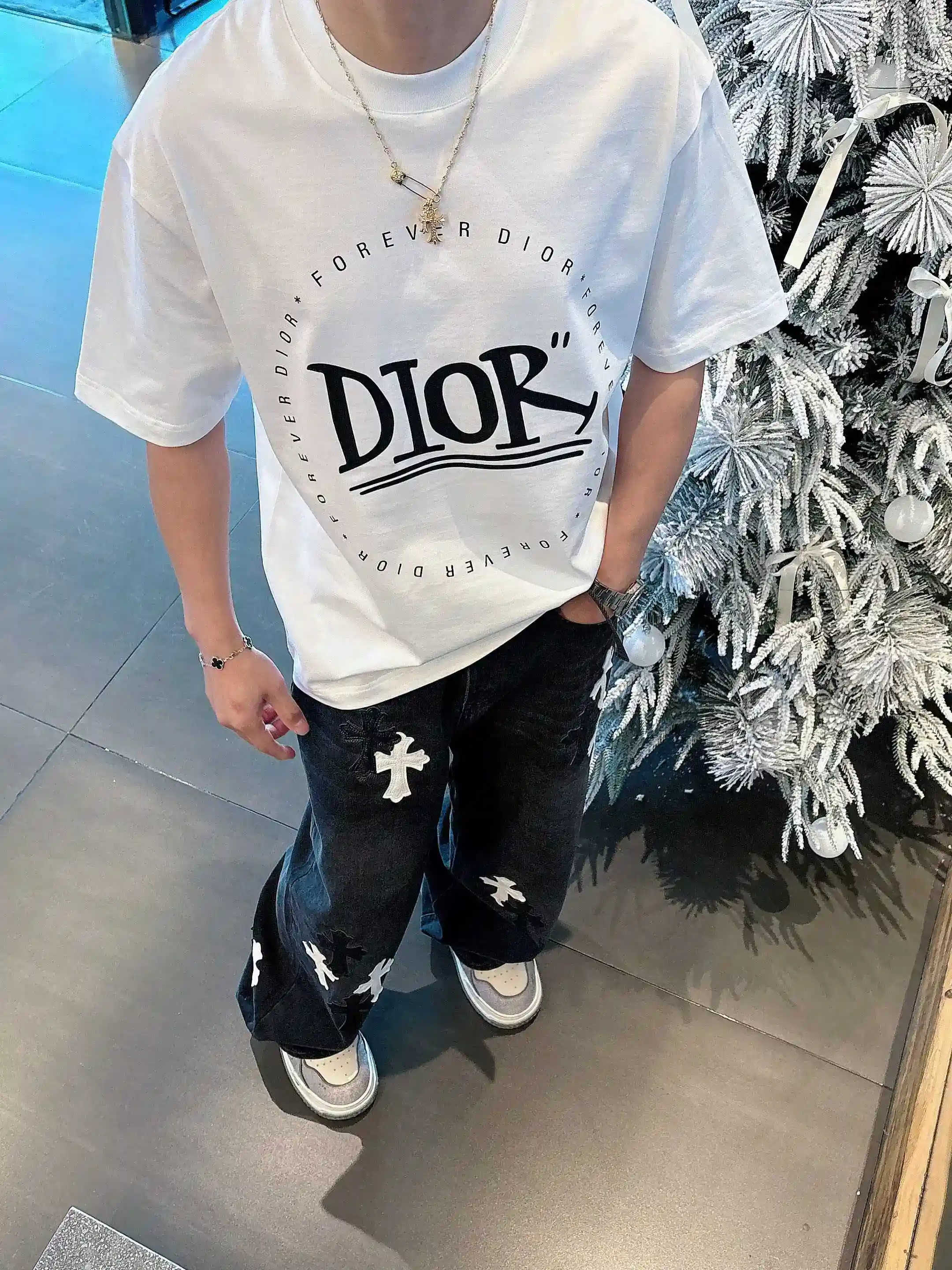 イメージ画像 [6]-P520 Dior ディオール 2025年春夏 プルミエール 半袖 クルーネック Tシャツ 高級オーダーメイドデザイン アヴァンギャルドファッション！ブランドロゴ入りの重厚なクラフツマンシップデザイン。ソフトな肌触り。快適な着心地。カウンターレベルの絶妙なステッチ。ブランドロゴは、マーセライズ加工を施したクラウドコットン生地で重厚にデザインされている。ボディへの効果は他の追随を許さない♡！メンズ必須の単品商品！カラー：ブラックホワイトヤード数：M-3XL 178 155ポンド摩耗L最大摩耗210ポンド-ハイファッションバッグのマイクロブロードバージョン