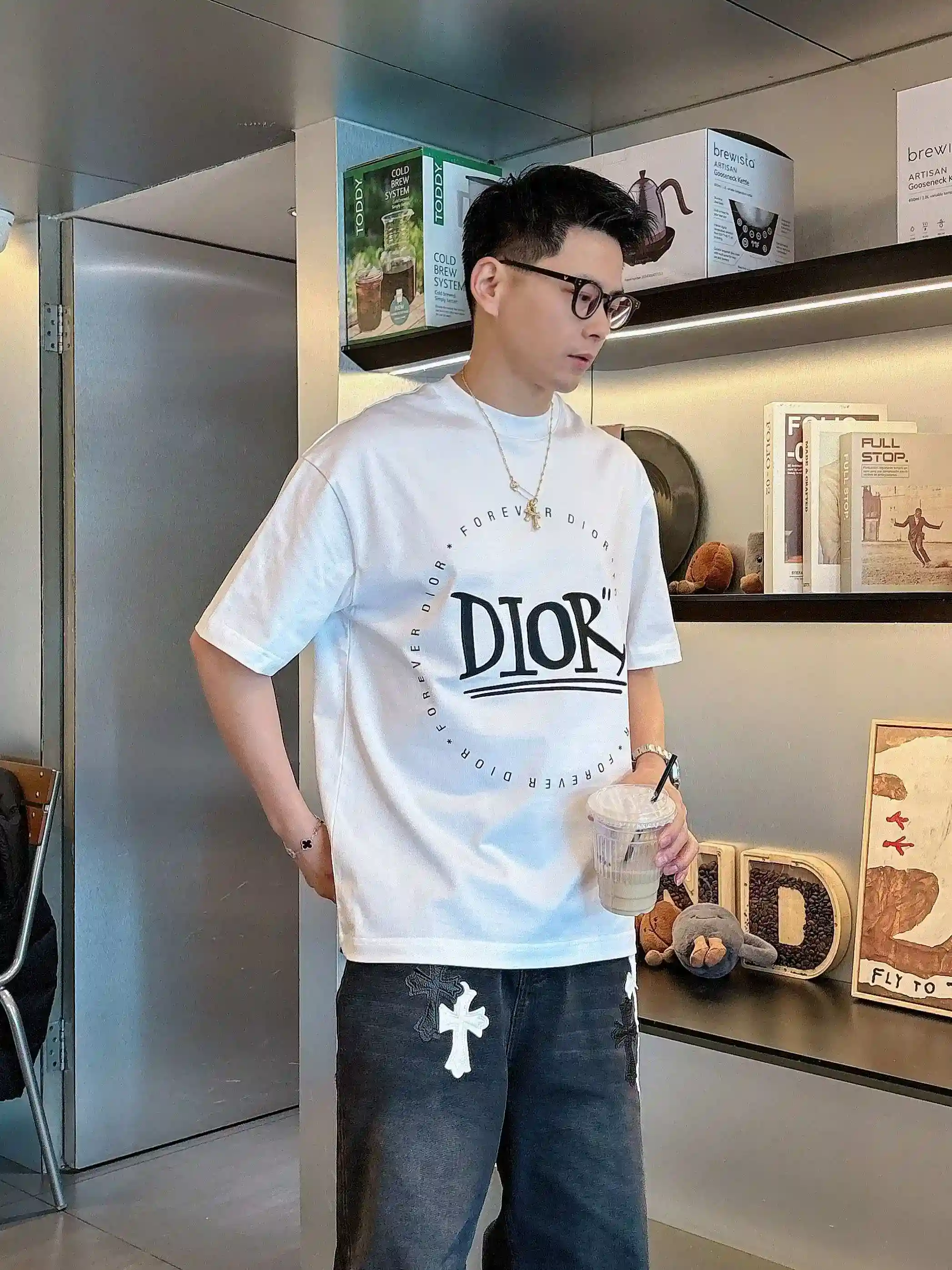 Image [9]-P520 Dior Dior Spring/Summer 2025 Premiere Short Sleeve Crew Neck T-Shirt High-end bespoke design Avant-garde fashion ! Logo de la marque, conception artisanale lourde, tissu en coton nuageux mercerisé. Toucher doux. Confortable à porter. Coutures exquises à contre-jour. Le logo de la marque est fortement travaillé et conçu dans un tissu de coton nuageux mercerisé. L'effet sur le corps est d'une beauté inégalée ! Un produit unique essentiel pour les hommes ! Couleur : Noir Blanc Longueur : M-3XL Version micro large de 178 155 livres porter L usure maximale 210 livres-Haute Faux Sacs