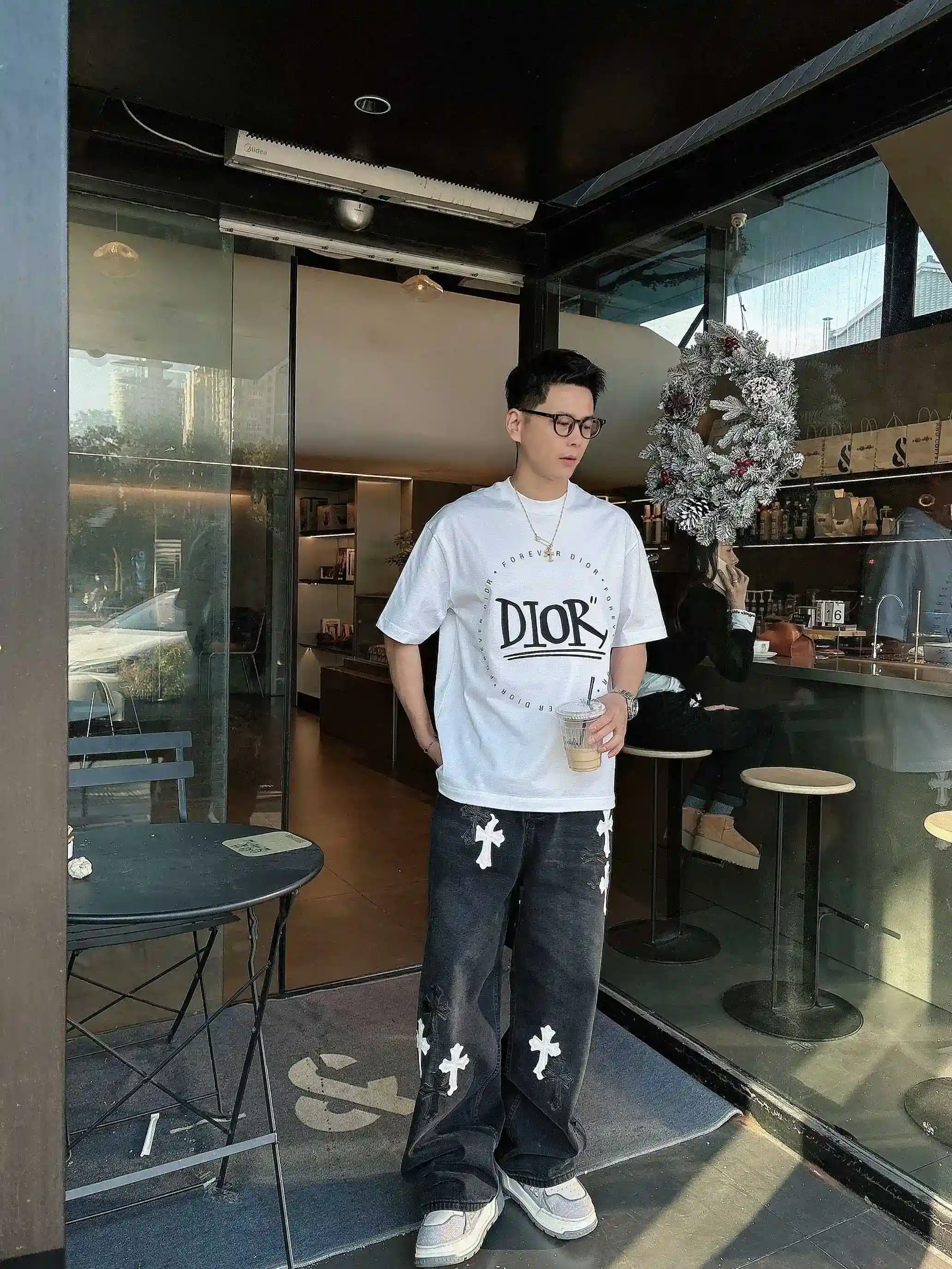 イメージ画像 [12]-P520 Dior ディオール 2025年春夏 プルミエール 半袖 クルーネック Tシャツ 高級オーダーメイドデザイン アヴァンギャルドファッション！ブランドロゴ入りの重厚なクラフツマンシップデザイン。ソフトな風合い。快適な着心地。カウンターレベルの絶妙なステッチ。ブランドロゴは、マーセライズ加工を施したクラウドコットン生地で重厚にデザインされています。上半身の効果は他の追随を許さないハンサムさ！メンズ必携の単品商品！カラー：ブラックホワイトヤード：178 155ポンドのM-3XLマイクロブロードバージョンは、Lの最大摩耗210ポンド-ハイレプリカハンドバッグを着用してください。