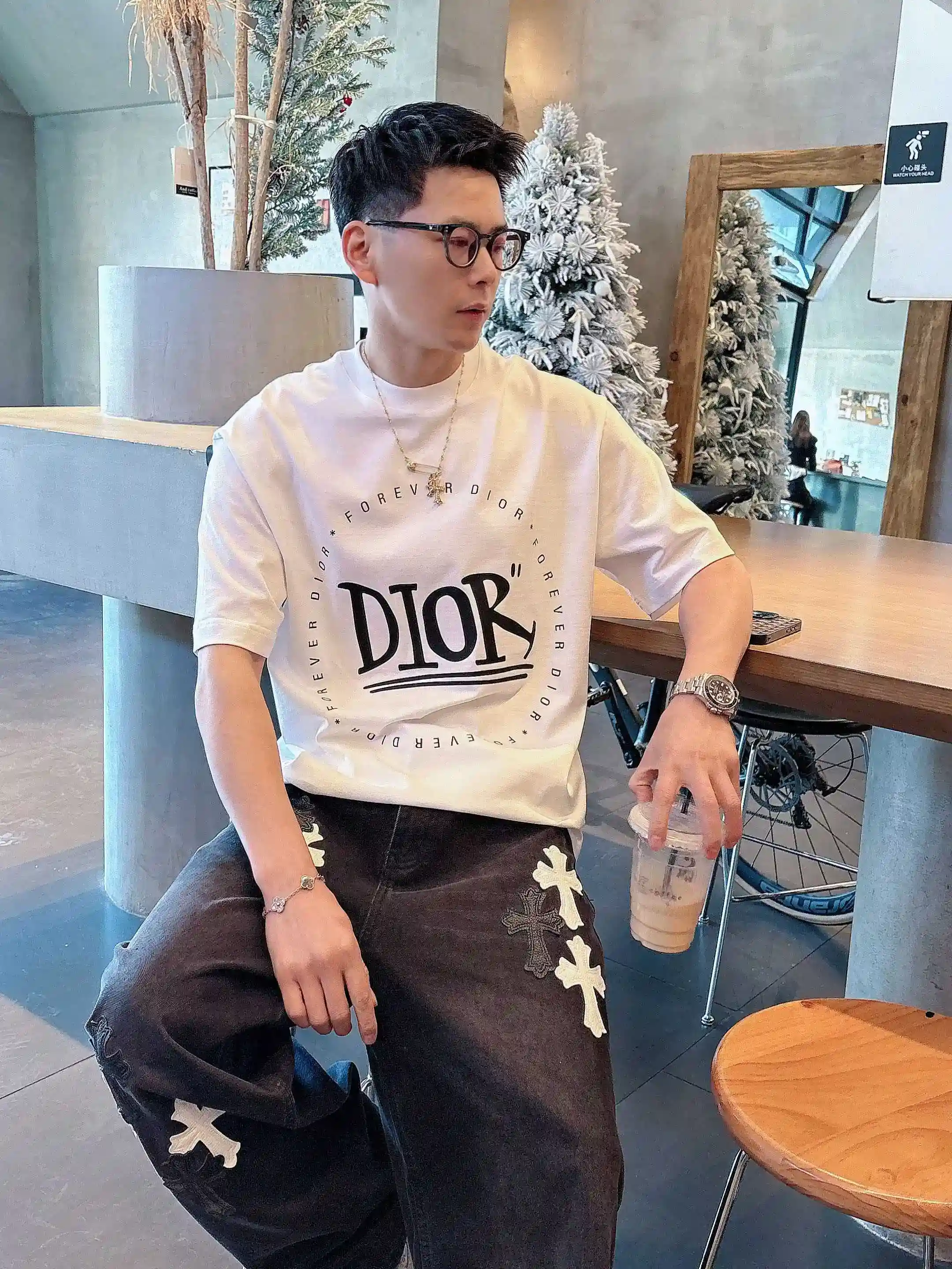 Image [11]-P520 Dior Dior Spring/Summer 2025 Premiere Short Sleeve Crew Neck T-Shirt High-end bespoke design Avant-garde fashion ! Logo de la marque, conception artisanale lourde, tissu en coton nuageux mercerisé. Toucher doux. Confortable à porter. Coutures exquises à contre-jour. Le logo de la marque est fortement travaillé et conçu dans un tissu de coton nuageux mercerisé. L'effet sur le haut du corps est d'une beauté inégalée ! Un produit unique essentiel pour les hommes ! Couleur : Noir Blanc Longueur : M-3XL Version micro large de 178 155 livres usure L usure maximale 210 livres-Sacs haute couture