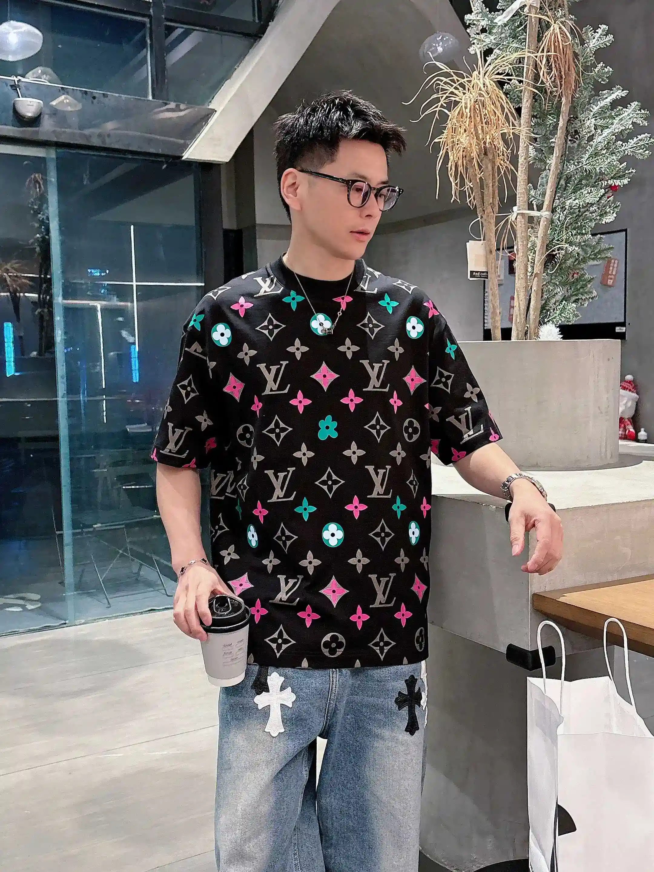 Image [11]-P520 LV 2025 Spring/Summer Premiere Short Sleeve Crew Neck T-Shirt High-end bespoke design Avant-garde fashion ! Logo de la marque, conception artisanale lourde, tissu en coton nuageux mercerisé. Douceur au toucher. Confortable à porter. Coutures exquises au niveau du comptoir. Le logo de la marque est fortement travaillé et conçu dans un tissu de coton nuageux mercerisé. L'effet sur le corps est d'une beauté inégalée ! Un produit unique essentiel pour les hommes ! Couleur : Noir Blanc Longueur : M-3XL Version micro large de 178 155 livres porter L usure maximale 210 livres-Haute Faux Sacs