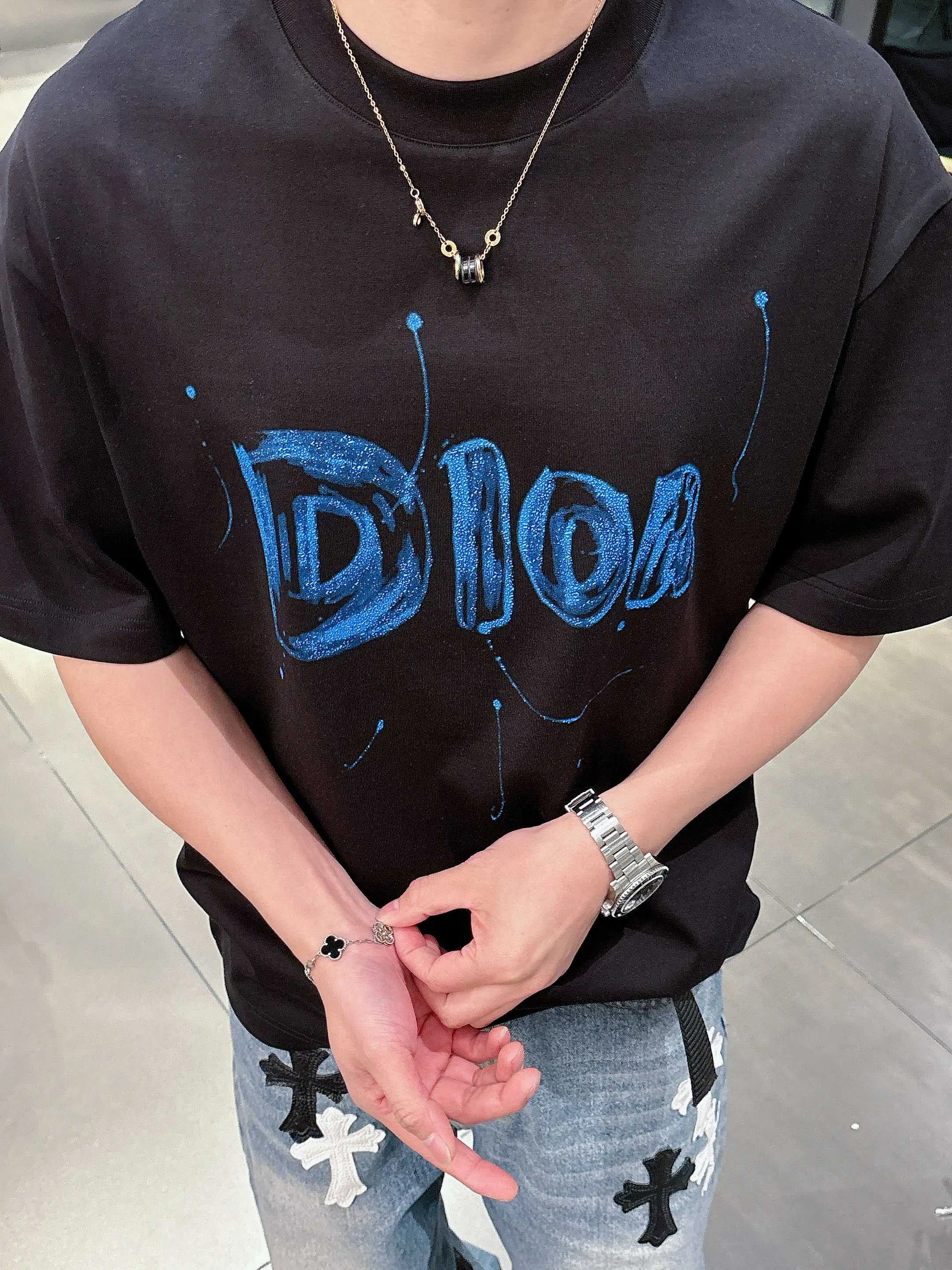 イメージ画像 [5]-P520 Dior ディオール 2025年春夏 プルミエール 半袖 クルーネック Tシャツ 高級オーダーメイドデザイン アヴァンギャルドファッション！ブランドロゴ入りの重厚なクラフツマンシップデザイン。ソフトな肌触り。快適な着心地。カウンターレベルの絶妙なステッチ。ブランドロゴは、マーセライズ加工を施したクラウドコットン生地で重厚にデザインされている。ボディへの効果は他の追随を許さない♡！メンズ必須の単品商品！カラー：ブラックホワイトヤード数：M-3XL 178 155ポンド摩耗L最大摩耗210ポンド-ハイファッションバッグのマイクロブロードバージョン