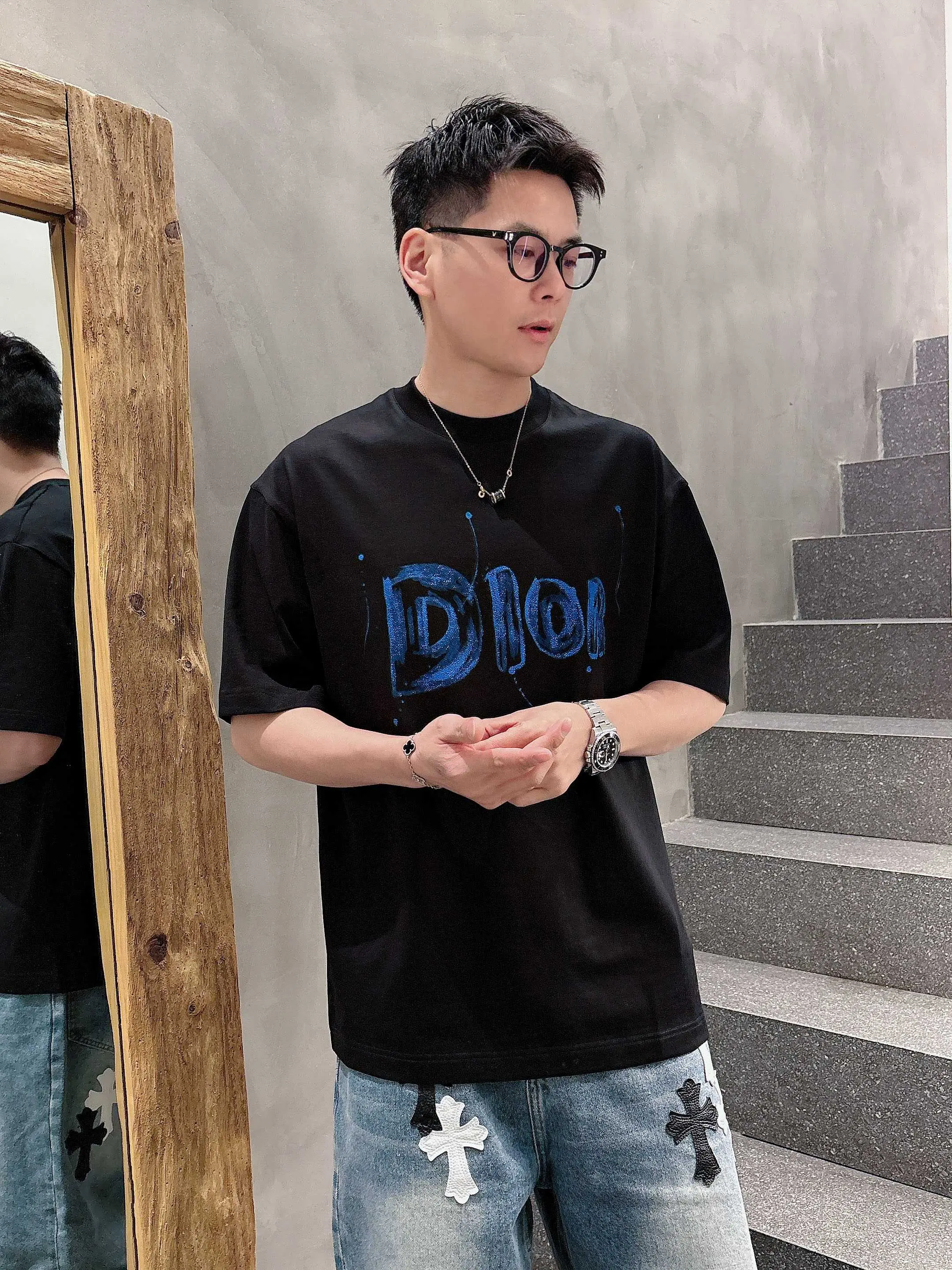 画像[2]-P520 Dior ディオール 2025年春夏 プルミエール 半袖クルーネックTシャツ 高級オーダーメイドデザイン アヴァンギャルドファッション！ブランドロゴ入りの重厚なクラフツマンシップデザイン。ソフトな肌触り。快適な着心地。カウンターレベルの絶妙なステッチ。ブランドロゴは、マーセライズ加工を施したクラウドコットン生地で重厚にデザインされている。ボディへの効果は他の追随を許さない♡！メンズ必須の単品商品！カラー：ブラックホワイトヤーデージ：178 155ポンド摩耗L最大摩耗210ポンド-ハイフェイクバッグのM-3XLマイクロブロードバージョン