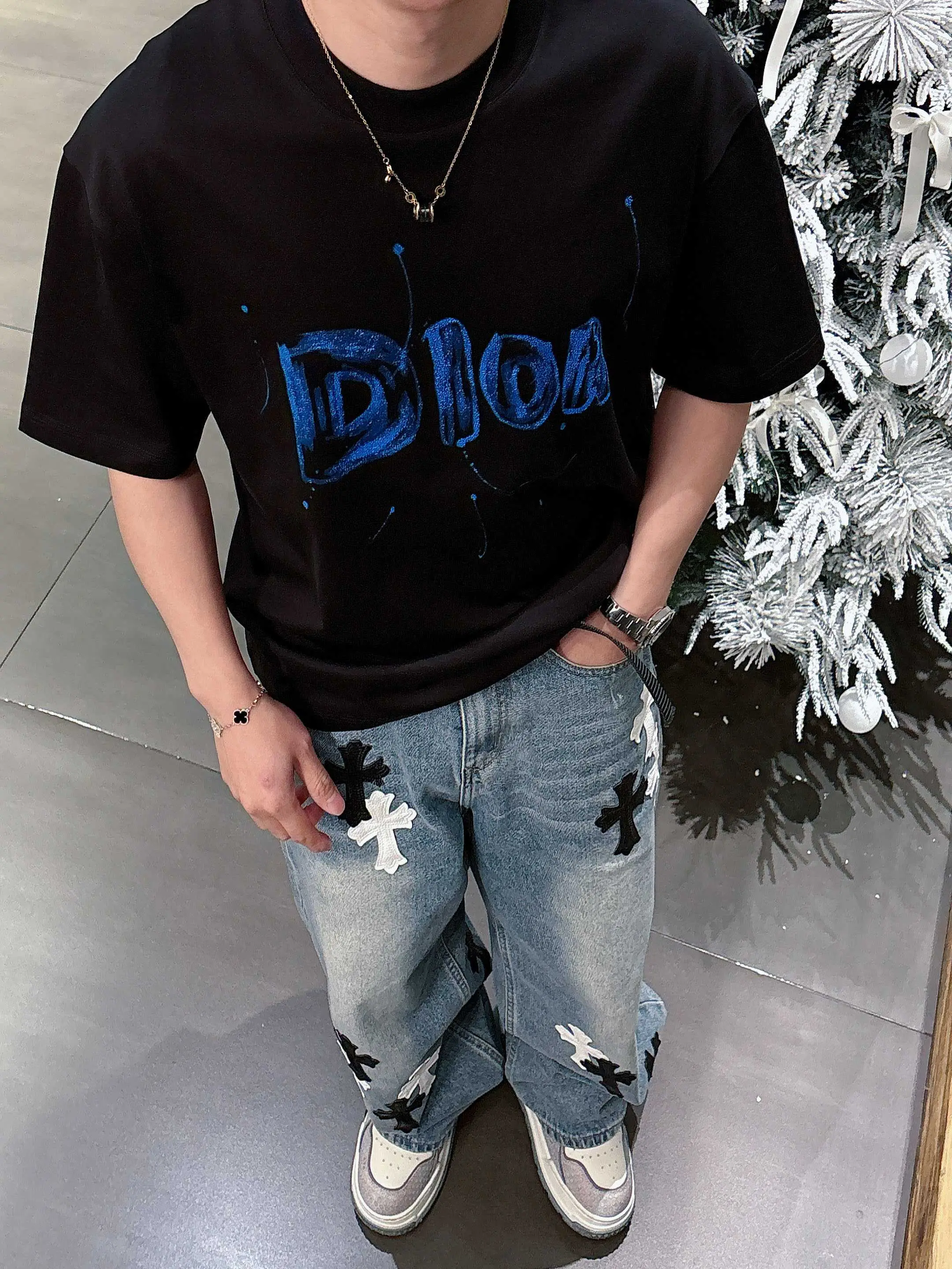 イメージ画像 [4]-P520 Dior ディオール 2025年春夏 プルミエール 半袖 クルーネック Tシャツ 高級オーダーメイドデザイン アヴァンギャルドファッション！ブランドロゴ入りの重厚なクラフツマンシップデザイン。ソフトな肌触り。快適な着心地。カウンターレベルの絶妙なステッチ。ブランドロゴは、マーセライズ加工を施したクラウドコットン生地で重厚にデザインされている。ボディへの効果は他の追随を許さない♡！メンズ必須の単品商品！カラー：ブラックホワイトヤード数：M-3XL 178 155ポンド摩耗L最大摩耗210ポンド-ハイファッションバッグのマイクロブロードバージョン