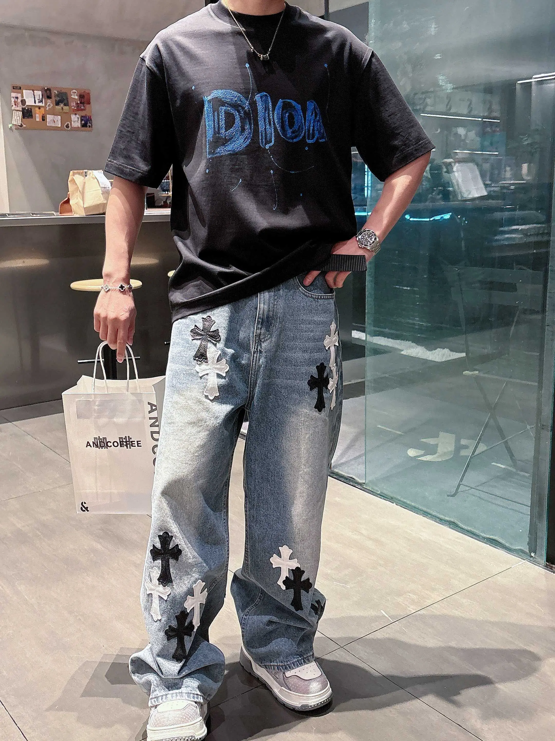 イメージ画像 [7]-P520 Dior ディオール 2025年春夏 プルミエール 半袖 クルーネック Tシャツ 高級オーダーメイドデザイン アヴァンギャルドファッション！ブランドロゴ入りの重厚なクラフツマンシップデザイン。ソフトな風合い。快適な着心地。カウンターレベルの絶妙なステッチ。ブランドロゴは、マーセライズ加工を施したクラウドコットン生地で重厚にデザインされている。ボディへの効果は他の追随を許さない♡！メンズ必須の単品商品！カラー：ブラックホワイトヤーデージ：178 155ポンド摩耗L最大摩耗210ポンド-ハイフェイクバッグのM-3XLマイクロブロードバージョン