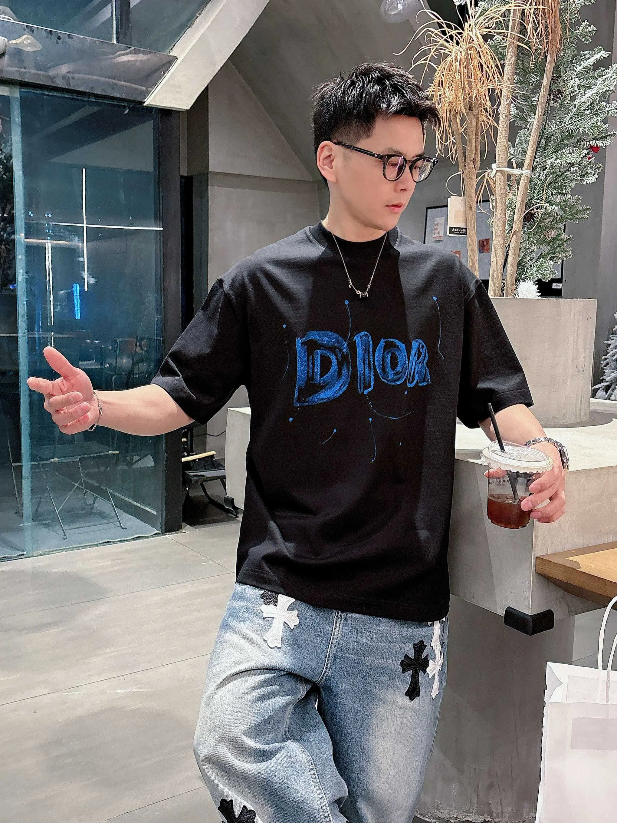 イメージ画像 [9]-P520 Dior ディオール 2025年春夏 プルミエール 半袖 クルーネック Tシャツ 高級オーダーメイドデザイン アヴァンギャルドファッション！ブランドロゴ入りの重厚なクラフツマンシップデザイン。ソフトな肌触り。快適な着心地。カウンターレベルの絶妙なステッチ。ブランドロゴはマーセライズ加工されたクラウドコットン生地で重厚にデザインされています。上半身の効果は他の追随を許さないハンサムさ！メンズ必須の単品商品！カラー：ブラックホワイトヤーデージ：178 155ポンド摩耗L最大摩耗210ポンド-ハイフェイクバッグのM-3XLマイクロブロードバージョン