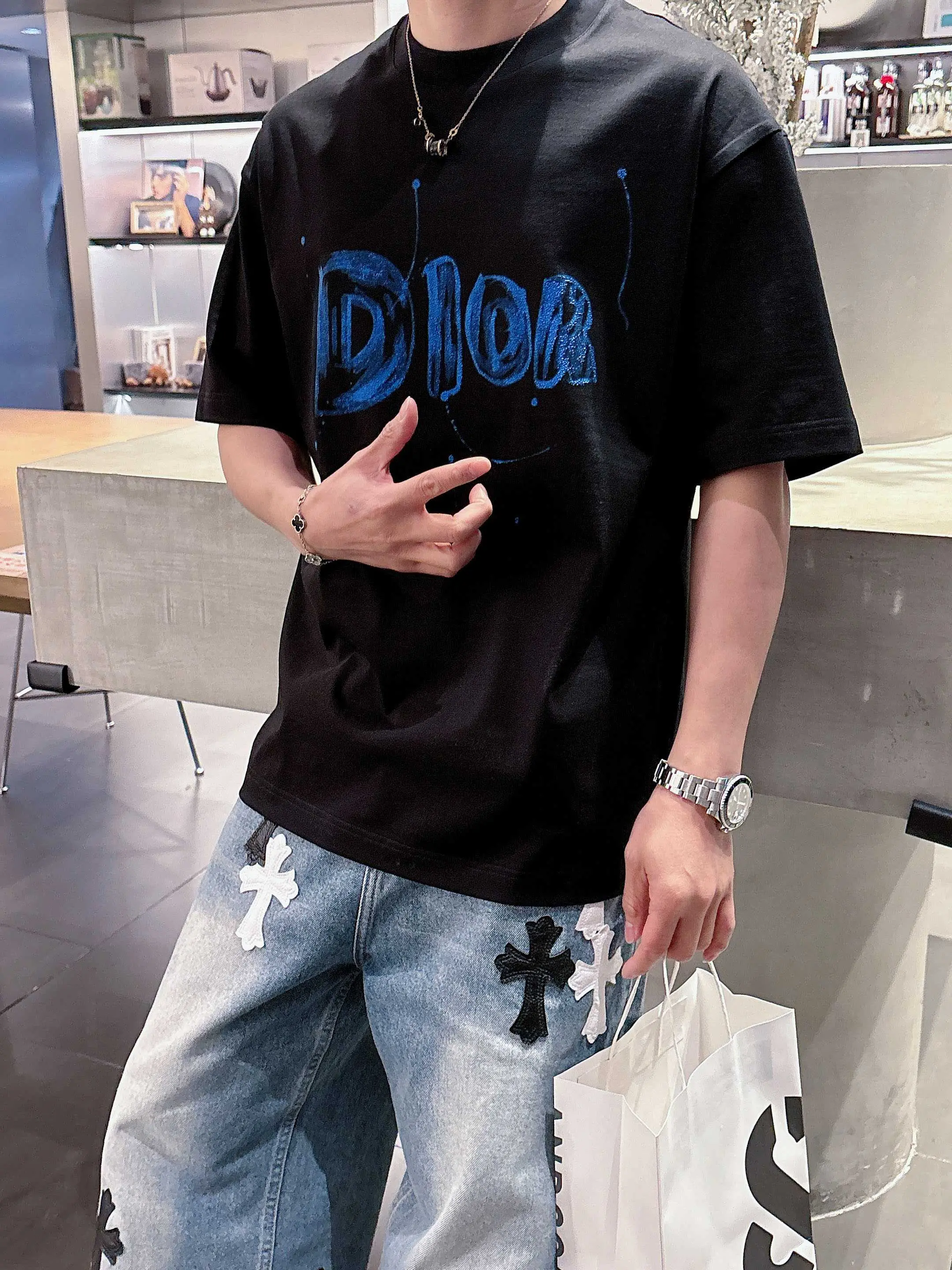 イメージ画像 [6]-P520 Dior ディオール 2025年春夏 プルミエール 半袖 クルーネック Tシャツ 高級オーダーメイドデザイン アヴァンギャルドファッション！ブランドロゴ入りの重厚なクラフツマンシップデザイン。ソフトな肌触り。快適な着心地。カウンターレベルの絶妙なステッチ。ブランドロゴは、マーセライズ加工を施したクラウドコットン生地で重厚にデザインされている。ボディへの効果は他の追随を許さない♡！メンズ必須の単品商品！カラー：ブラックホワイトヤード数：M-3XL 178 155ポンド摩耗L最大摩耗210ポンド-ハイファッションバッグのマイクロブロードバージョン