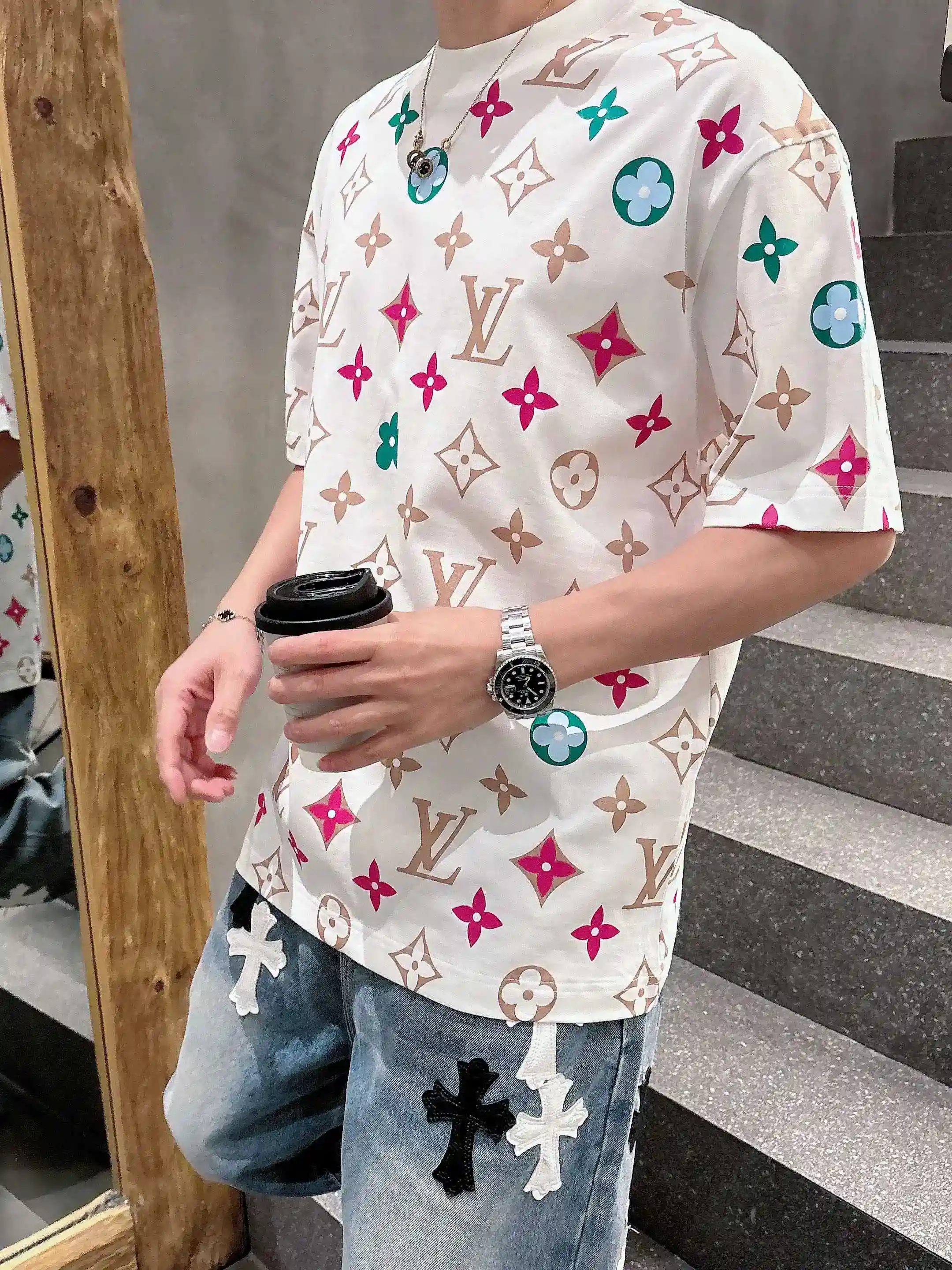 Image [5]-P520 LV 2025 Spring/Summer Premiere Short Sleeve Crew Neck T-Shirt High-end bespoke design Avant-garde fashion ! Logo de la marque, conception artisanale lourde, tissu en coton nuageux mercerisé. Douceur au toucher. Confortable à porter. Coutures exquises au niveau du comptoir. Le logo de la marque est fortement travaillé et conçu dans un tissu de coton nuageux mercerisé. L'effet sur le haut du corps est d'une beauté inégalée ! Le produit unique indispensable pour les hommes ! Couleur : Noir Blanc Longueur : M-3XL version micro large de 178 155 livres porter L usure maximale 210 livres-Sacs haute couture