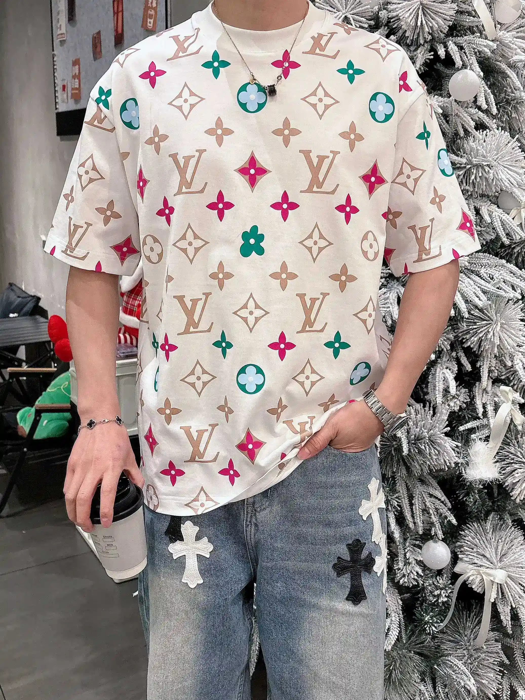 Image [3]-P520 LV 2025 Spring/Summer Debut Short Sleeve Crew Neck T-Shirt High-end bespoke design Avant-garde fashion ! Logo de la marque, conception artisanale lourde, tissu en coton nuageux mercerisé. Douceur au toucher. Confortable à porter. Coutures exquises au niveau du comptoir. Le logo de la marque est fortement travaillé et conçu dans un tissu de coton nuageux mercerisé. L'effet sur le haut du corps est d'une beauté inégalée ! Un produit unique essentiel pour les hommes ! Couleur : Noir Blanc Longueur : M-3XL version micro large de 178 155 livres porter L usure maximale 210 livres-haute réplique sacs à main