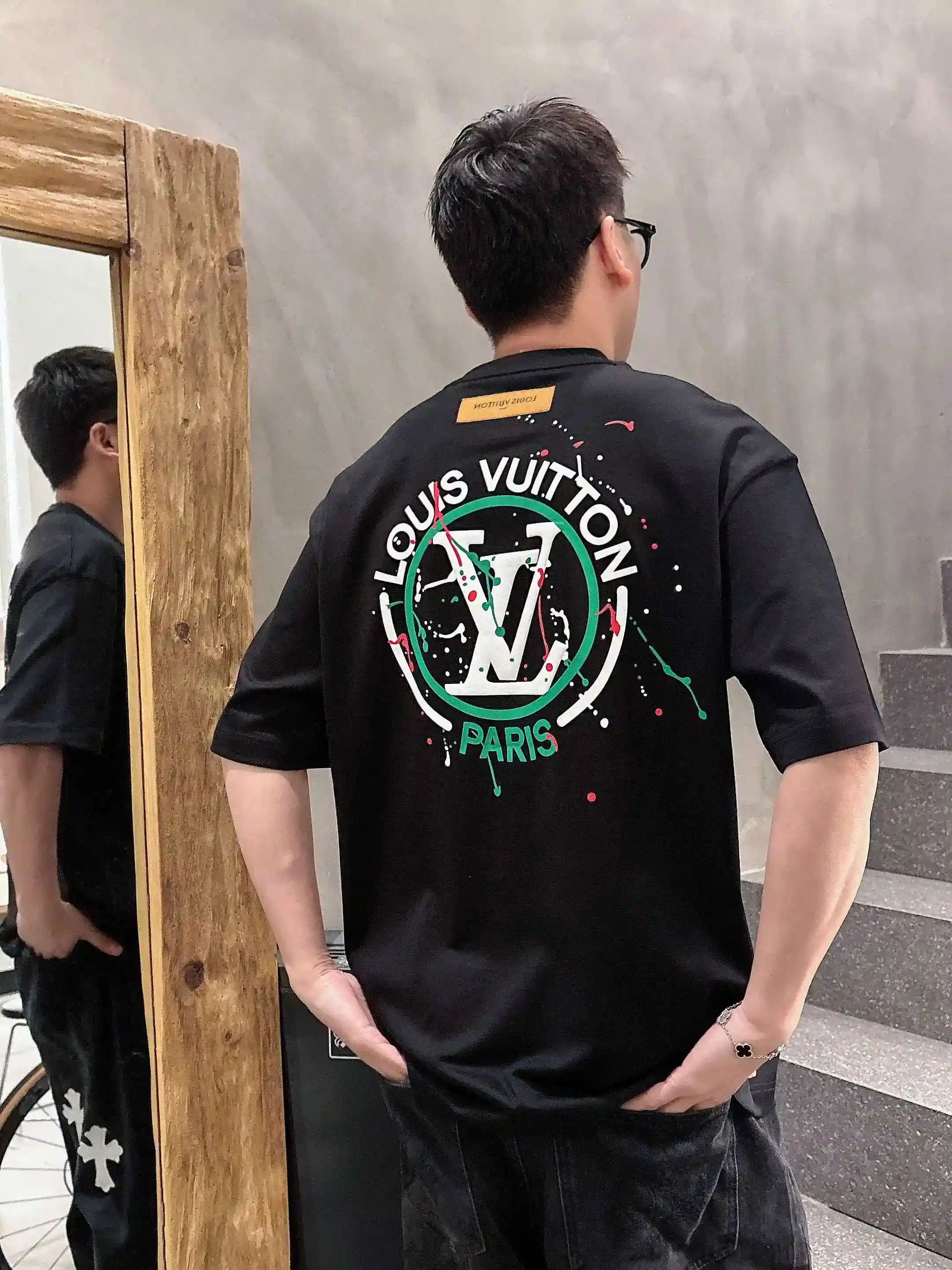 Image [13]-P520 LV 2025 Spring/Summer Premiere Short Sleeve Crew Neck T-Shirt High-end bespoke design Avant-garde fashion ! Logo de la marque, conception artisanale lourde, tissu en coton nuageux mercerisé. Douceur au toucher. Confortable à porter. Coutures exquises au niveau du comptoir. Le logo de la marque est fortement travaillé et conçu dans un tissu de coton nuageux mercerisé. L'effet sur le corps est d'une beauté inégalée ! Un produit unique essentiel pour les hommes ! Couleur : Noir Blanc Longueur : M-3XL Version micro large de 178 155 livres usure L usure maximale 210 livres-Sacs haute couture