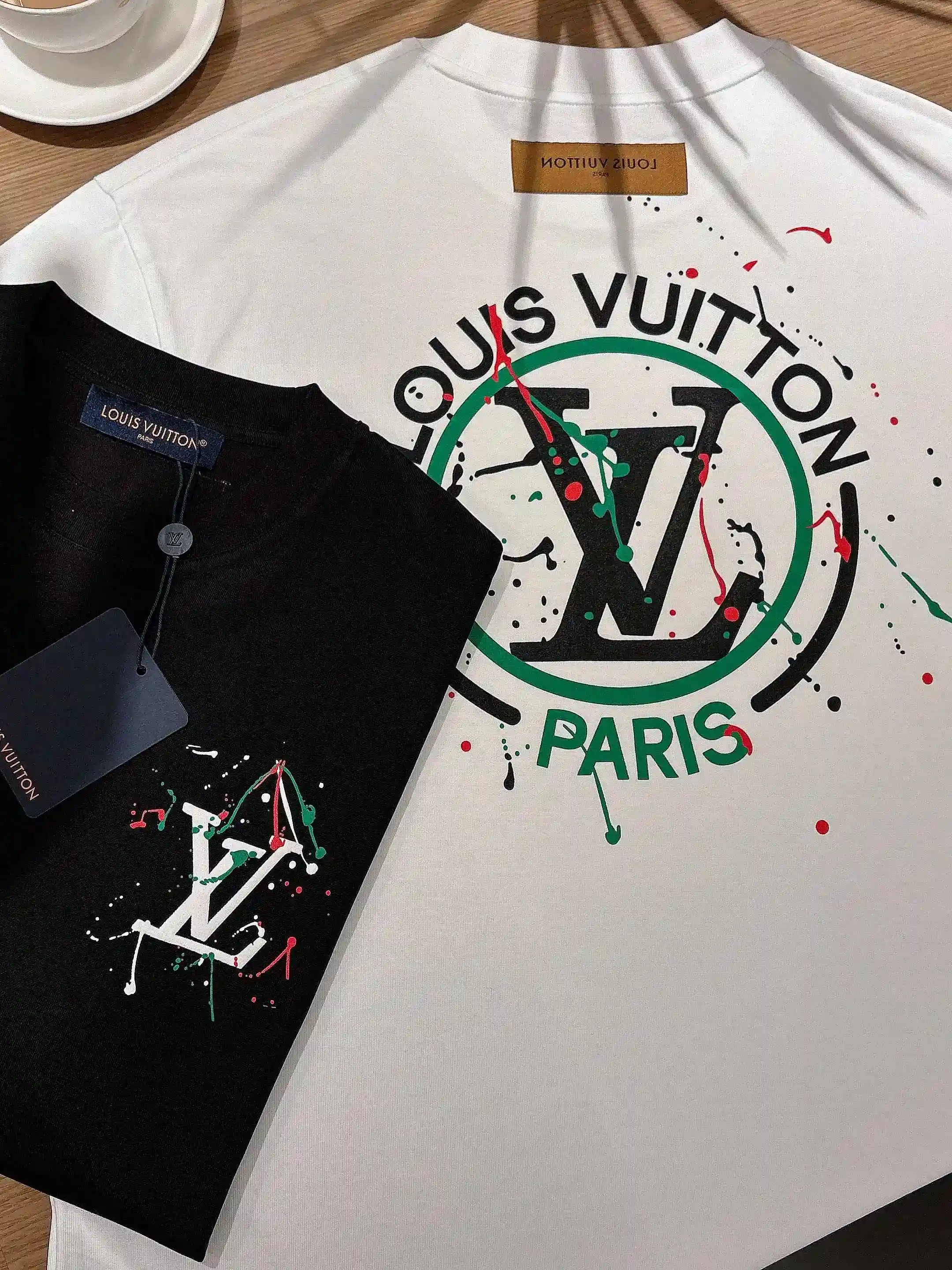 Image [17]-P520 LV 2025 Spring/Summer Premiere Short Sleeve Crew Neck T-Shirt High-end bespoke design Avant-garde fashion ! Logo de la marque, conception artisanale lourde, tissu en coton nuageux mercerisé. Douceur au toucher. Confortable à porter. Coutures exquises au niveau du comptoir. Le logo de la marque est fortement travaillé et conçu dans un tissu de coton nuageux mercerisé. L'effet sur le haut du corps est d'une beauté inégalée ! Un produit unique essentiel pour les hommes ! Couleur : Noir Blanc Longueur : M-3XL Version micro large de 178 155 livres porter L usure maximale 210 livres-Haute Faux Sacs