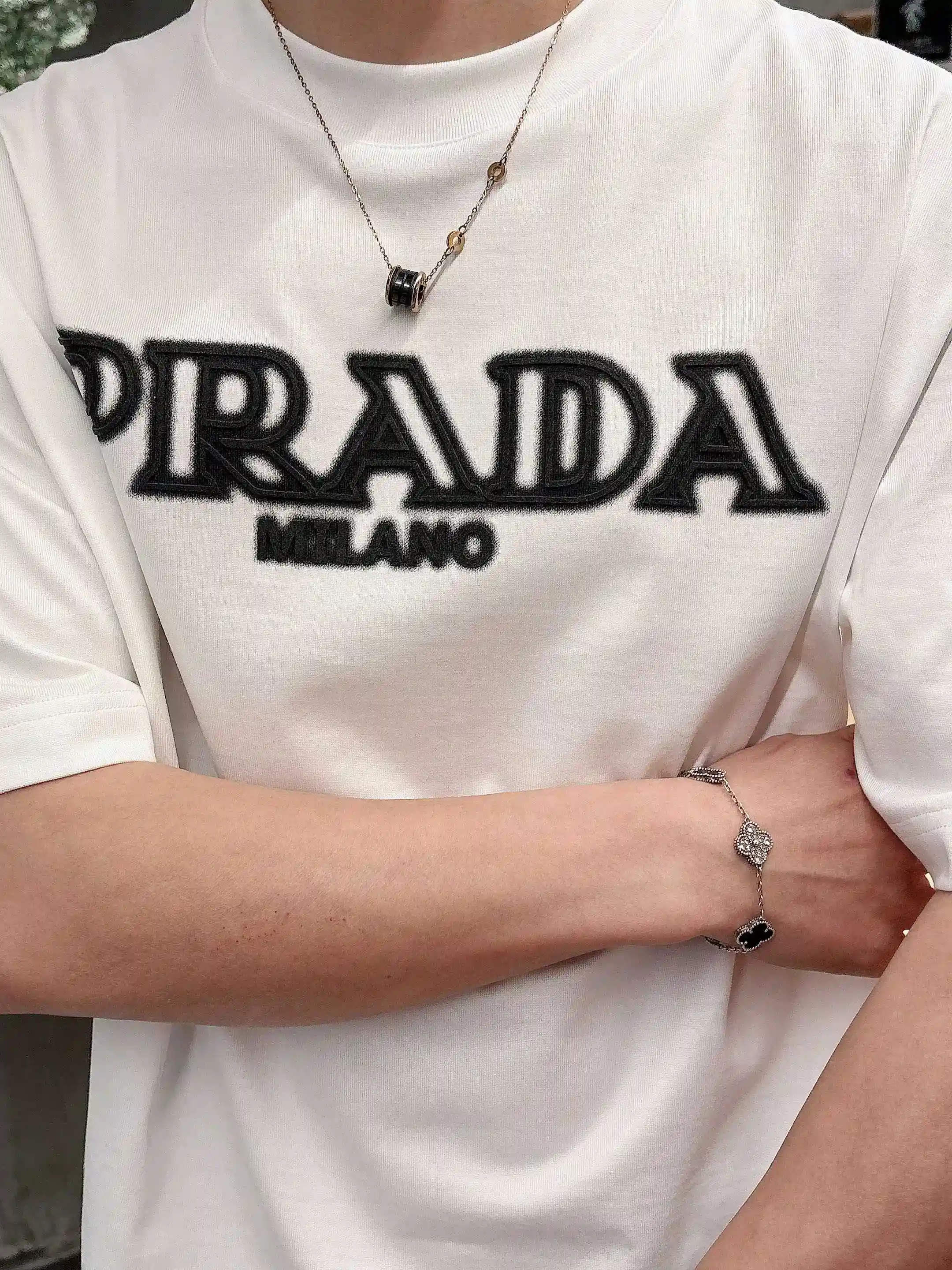 Imagen [3]-P520 Prada Prada Primavera/Verano 2025 Debut Camiseta manga corta cuello redondo Diseño de alta gama a medida ¡Moda vanguardista! Logotipo de la marca Diseño artesanal Tejido de algodón nublado mercerizado. Tacto suave. Cómodo de llevar. Costuras exquisitas a contraluz. El logotipo de la marca está fuertemente trabajado y diseñado en tejido de algodón nublado mercerizado. ¡El efecto sobre el cuerpo es inigualablemente atractivo! ¡Producto único esencial para hombre! Color: Negro Blanco Yardage: M-3XL Micro versión amplia de 178 155 libras desgaste L desgaste máximo 210 libras-Bolsas de alta moda