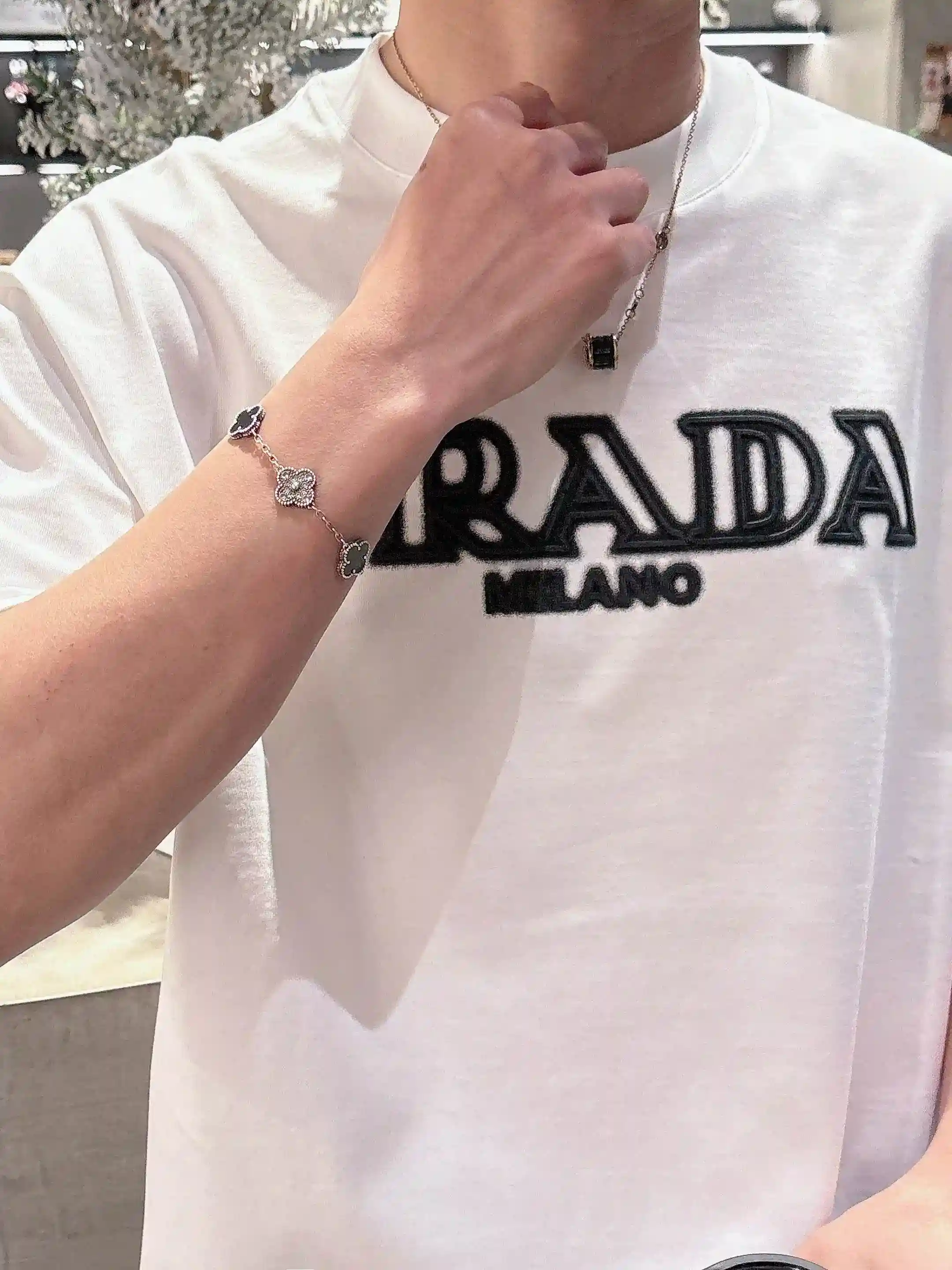 Imagen [8]-P520 Prada Prada Primavera/Verano 2025 Debut Camiseta manga corta cuello redondo Diseño de alta gama a medida ¡Moda vanguardista! Logotipo de la marca Diseño artesanal Tejido de algodón nublado mercerizado. Suave al tacto. Cómodo de llevar. Costuras exquisitas a contraluz. El logotipo de la marca está fuertemente trabajado y diseñado en tejido de algodón nublado mercerizado. ¡El efecto sobre el cuerpo es inigualablemente atractivo! ¡Producto único esencial para hombre! Color: Negro Blanco Yardage: M-3XL Micro versión amplia de 178 155 libras desgaste L desgaste máximo 210 libras-Altas bolsas de imitación