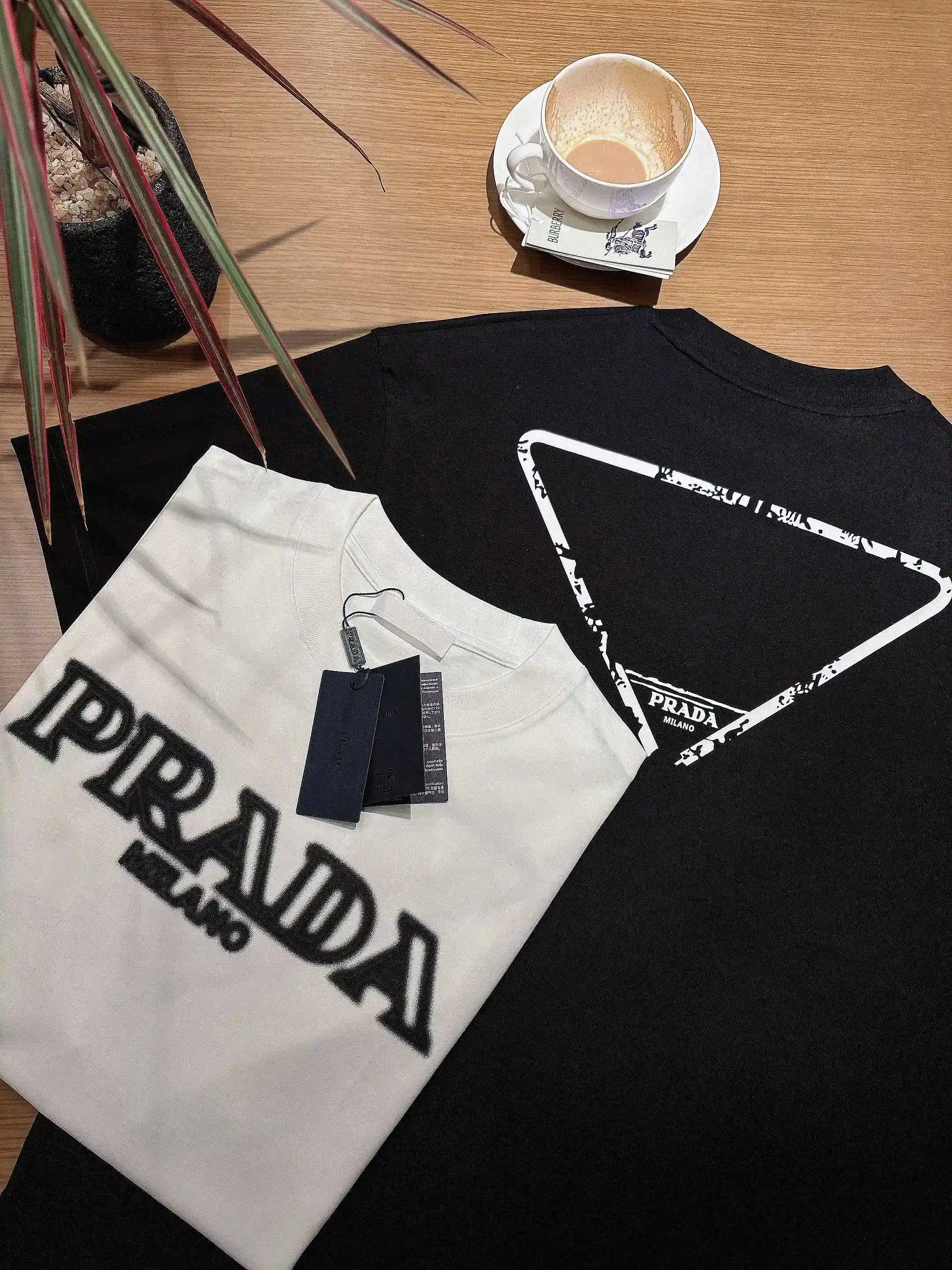 Imagen [17]-P520 Prada Prada Primavera/Verano 2025 Debut Camiseta manga corta cuello redondo Diseño de alta gama a medida ¡Moda vanguardista! Logotipo de la marca Diseño artesanal Tejido de algodón nublado mercerizado. Tacto suave. Cómodo de llevar. Costuras exquisitas a contraluz. El logotipo de la marca está fuertemente trabajado y diseñado en tejido de algodón nublado mercerizado. ¡El efecto sobre el cuerpo es inigualablemente atractivo! ¡Producto único esencial para hombre! Color: Negro Blanco Yardage: M-3XL Micro versión amplia de 178 155 libras desgaste L desgaste máximo 210 libras-Altas bolsas de imitación