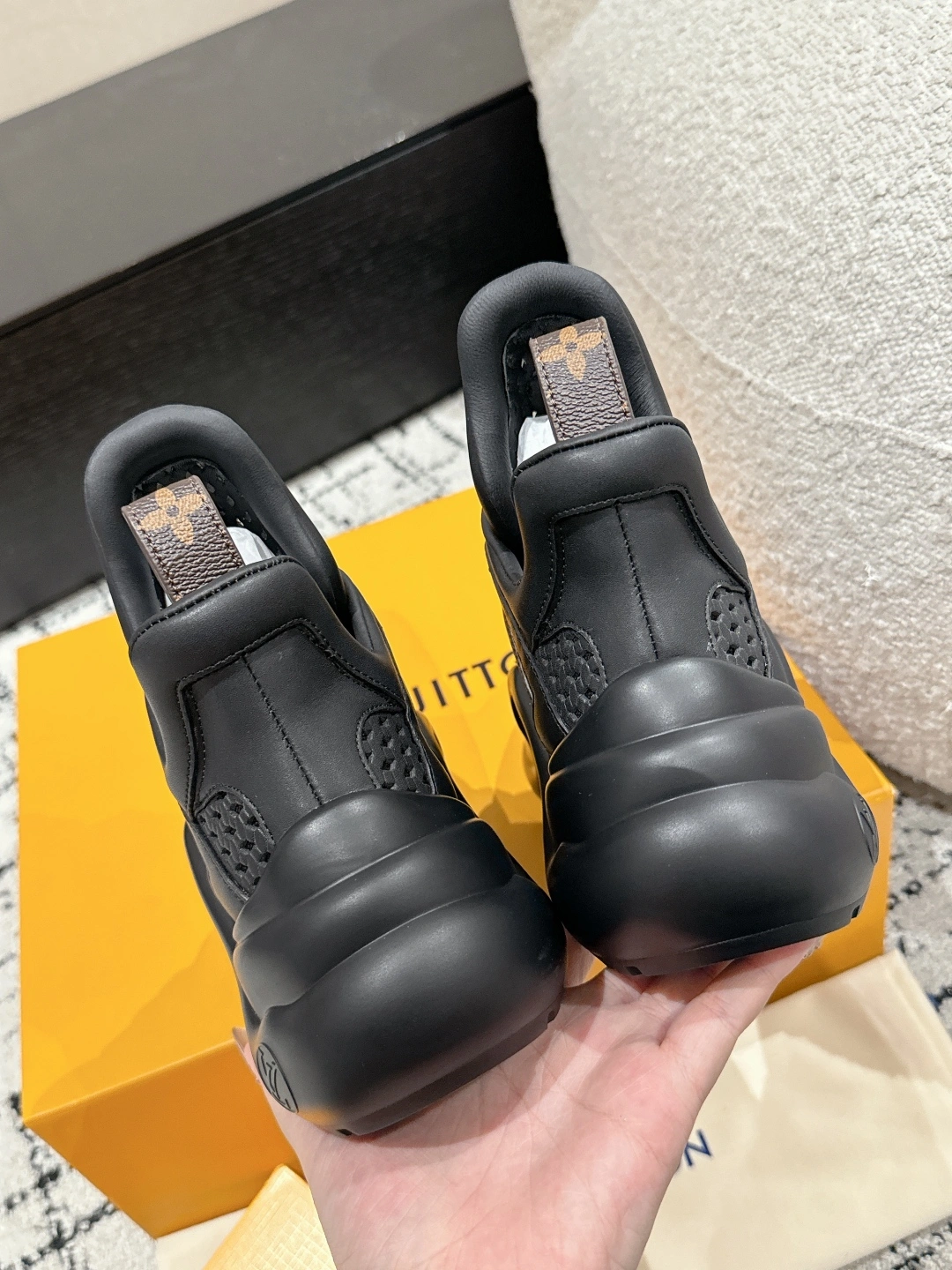 画像[8]-P940 #ルイ・ヴィトン - Louis Vuiton 25/ LV Archlight Collection Archway Bottom Papa Shoes Casual Thick Sole Lace-Up Sneakers元々は開発用に購入したものです！LVアーチライトシューズは、注目度の高いスポーティーで超柔軟なランナースタイルのラバーアウトソールに目を引く波状のソールと大きなベロをあしらい、様々なハイテク素材を使用した伸縮性のあるソフトなアッパーと組み合わせることで、ソフトで快適かつしなやかな履き心地を実現しました！生地：オリジナルカスタムヘッドレイヤー牛革+テクノロジーファブリックライニング：オリジナルインポート通気性メッシュライニング+牛革クッションフットベッドソール：オリジナルオープンモールド正しいUアーチブリッジアウトソールソールの厚さ：約5cmサイズ：#35-41（40.41オーダーメイド返品不可）-ハイファッションバッグ