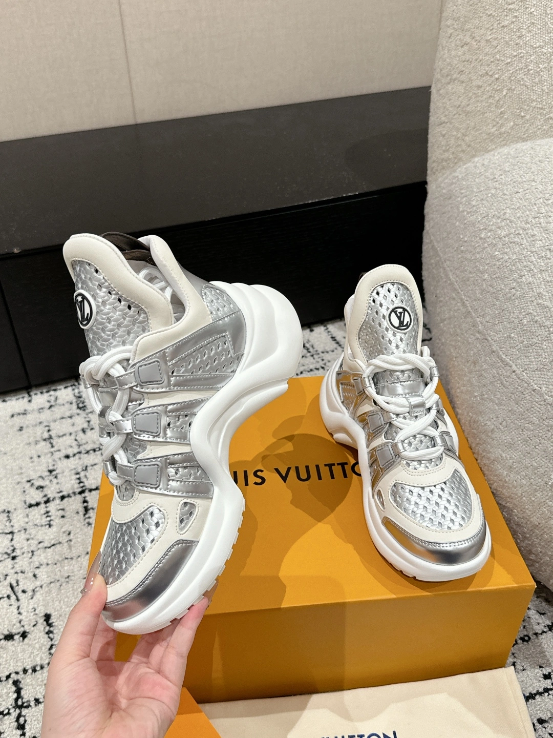 Imagem [4]-P940 #Louis Vuiton - Louis Vuitton 25/ LV Archlight Collection Archway Bottom Papa Shoes Casual Thick Sole Lace-Up SneakersOriginalmente comprado para desenvolvimento! Os sapatos LV Archlight apresentam uma sola ondulada atraente e uma língua grande numa sola de borracha desportiva e ultra-flexível de estilo corredor com um elevado grau de atenção, combinada com uma parte superior elástica macia feita a partir de uma variedade de tecidos de alta tecnologia para uma parte superior macia, confortável e flexível! 🤩 tecido: camada de cabeça personalizada original couro de vaca + forro de tecido de tecnologia: forro de malha respirável importado original + palmilha de almofada de couro de vaca sola: o molde aberto original correto sola de ponte em arco em U espessura da sola: cerca de 5cmTamanho: #35-41 (40,41 feito sob medida não retornável) - bolsas de alta moda