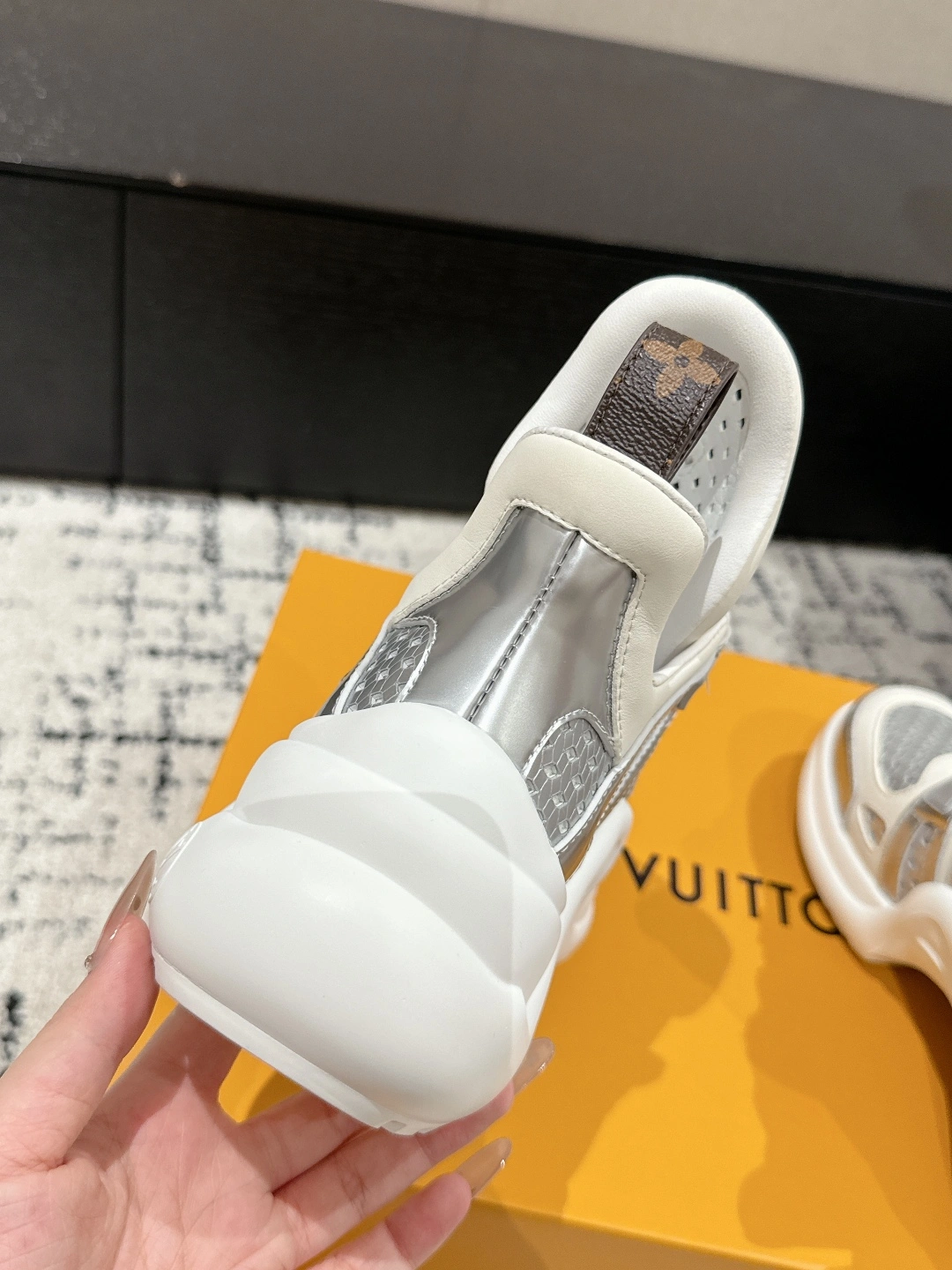 Imagem [9]-P940 #Louis Vuiton - Louis Vuitton 25/ LV Archlight Collection Archway Bottom Papa Shoes Casual Thick Sole Lace-Up SneakersOriginalmente comprado para desenvolvimento! Os sapatos LV Archlight apresentam uma sola ondulada atraente e uma língua grande numa sola de borracha desportiva e ultra-flexível de estilo corredor com um elevado grau de atenção, combinada com uma parte superior elástica macia feita a partir de uma variedade de tecidos de alta tecnologia para uma parte superior macia, confortável e flexível! 🤩 tecido: camada de cabeça personalizada original couro de vaca + forro de tecido de tecnologia: forro de malha respirável importado original + palmilha de almofada de couro de vaca sola: a moldagem original correta da sola de ponte em arco em U espessura da sola: cerca de 5cmTamanho: #35-41 (40.41 personalizado não retornável) - bolsas de alta moda