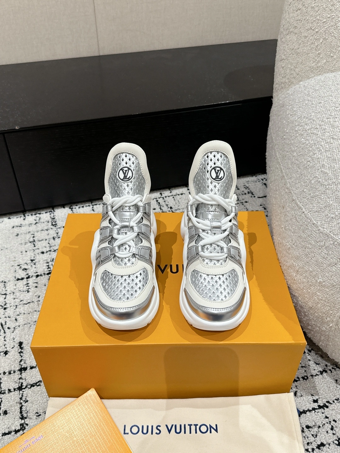 P940 #Louis Vuiton - Louis Vuitton 25/ LV Archlight Collection Archway Bottom Papa Shoes Casual Thick Sole Lace-Up SneakersOriginalmente AdquiridoDesenvolvido! Os sapatos LV Archlight apresentam uma sola ondulada atraente e uma língua grande em uma sola de borracha esportiva, ultra-flexível e estilo corredor com um alto grau de atenção, combinada com uma parte superior macia e elástica feita de uma variedade de tecidos de alta tecnologia para uma parte superior confortável e macia! 🤩 tecido: camada de cabeça personalizada original couro de vaca + forro de tecido de tecnologia: forro de malha respirável importado original + palmilha de almofada de couro de vaca sola: a moldagem original correta da sola de ponte em arco em U espessura da sola: cerca de 5cmTamanho: #35-41 (40,41 personalizado não retornável) - bolsas de alta moda