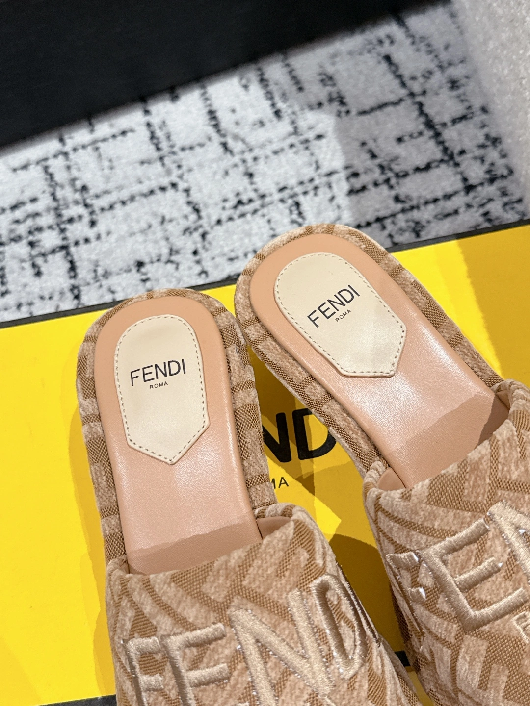 Image [7]-P600Fendi 25/Fendi Old Fendi Double F Old Flower One Word Thick Bottom Slippers FF Old Flower Chunky Heel Slippers Original Purchased Developed Made Goods Wide Strap Thick Bottom Sandals Brown Pequin Striped Fabric Material Jacquard Insole Decorated with Iconic FF Patterns of the Same Colour FENDI Roma Embroidery Fabric : Original Custom Imported FF Old Flower Fabric Lining : Soft Imported Cowhide Leather Lining Sole : Real Leather Outsoles Heel Height : 4.5 yards : 35-41 (40.41 sur mesure non retournable)-Sacs haute couture