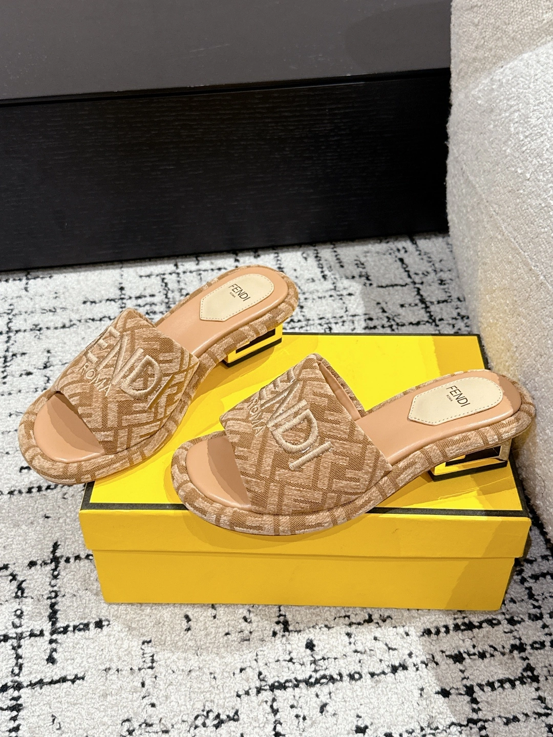 Image [3]-P600Fendi 25/Fendi Old Fendi double F old flower one thick bottom slippers FF old flower short heeled slippers original purchased developed made goods Wide strap thick bottomed sandals brown Pequin striped fabric material jacquard insolee decorated with iconic FF motifs of the same colour FENDI Roma embroidery Fabric : Original customized imported FF old flower fabric Lining : Soft imported cowhide leather lining Sole : Genuine leather outsole Hauteur du talon : 4,5 mètres : 35-41 (40,41 sur mesure non retournable)-Sacs haute couture