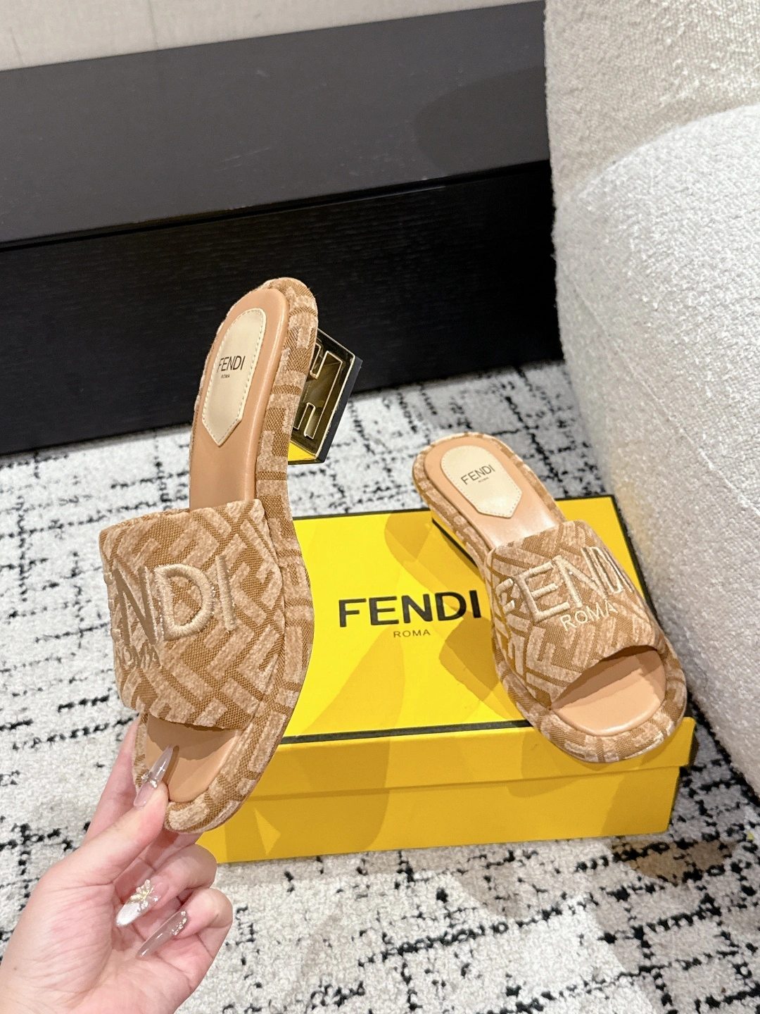 Image [4]-P600Fendi 25/Fendi Old Fendi double F old flower one thick bottom slippers FF old flower short heeled slippers original purchased developed made goods Wide strap thick bottomed sandals brown Pequin striped fabric material jacquard insolee decorated with iconic FF motifs of the same colour FENDI Roma embroidery Fabric : Original customized imported FF old flower fabric Lining : Soft imported cowhide leather lining Sole : Genuine leather outsole Hauteur du talon : 4,5 mètres : 35-41 (40,41 sur mesure non retournable)-Sacs haute couture