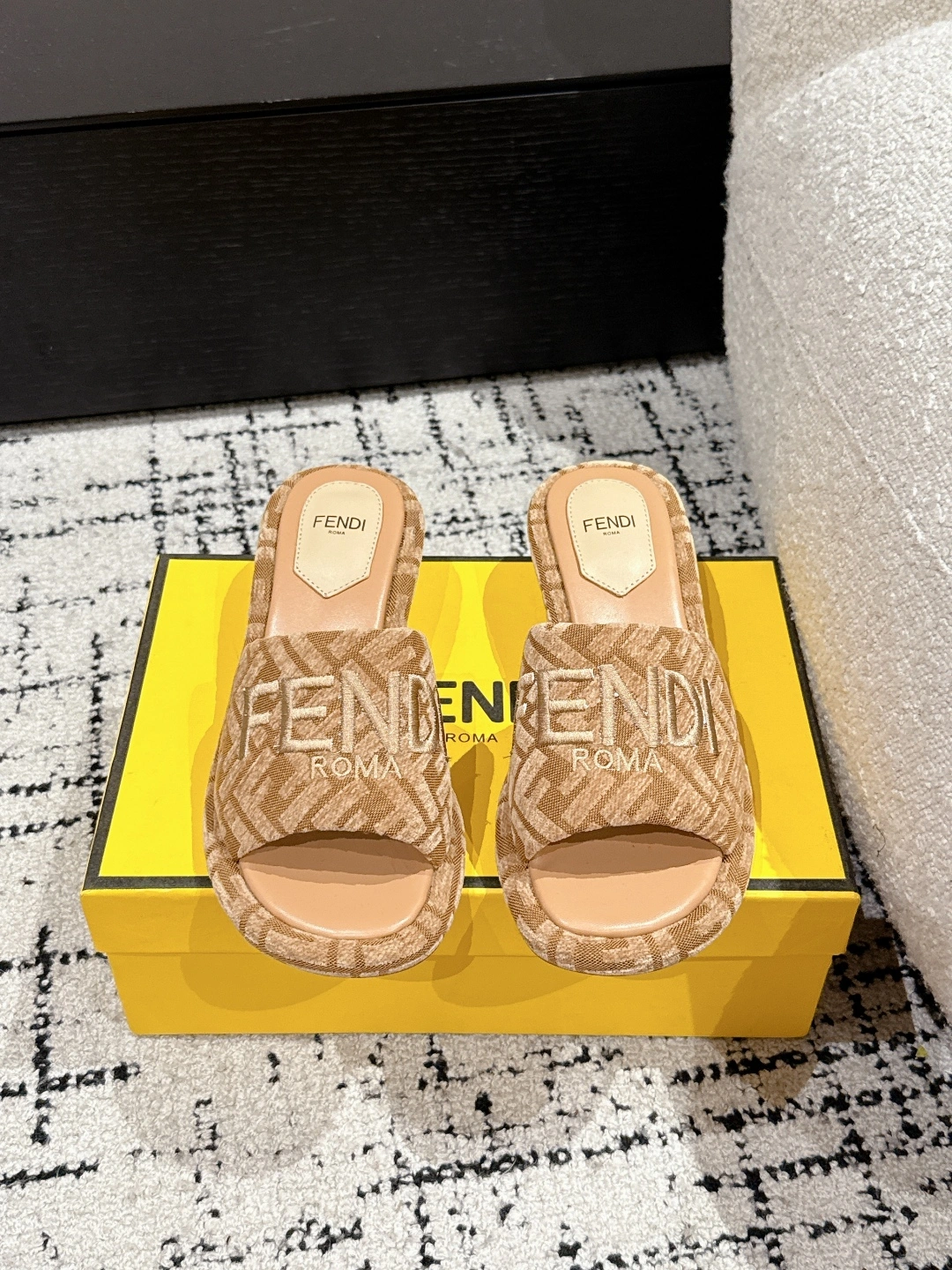 P600Fendi 25/Fendi Old Fendi Double F Old Flower One Word Thick Bottom Slippers FF Old Flower Chunky Heel Slippers Original Purchased Developed Made Goods Wide Strap Thick Bottom Sandals Brown Pequin Striped Fabric Material Jacquard Insole Decorated With Same Colour Iconic FF Patterns Fendi Roma Embroidery Fabric : Original Custom Imported FF Old Flower Fabric Lining : Soft Imported Cow Leather Lining Sole : Real Leather Outsoles Heel Heel Height: 4.5 Yardage: 35-41 (40.41 personalizados no retornables)-Altos bolsos de imitación