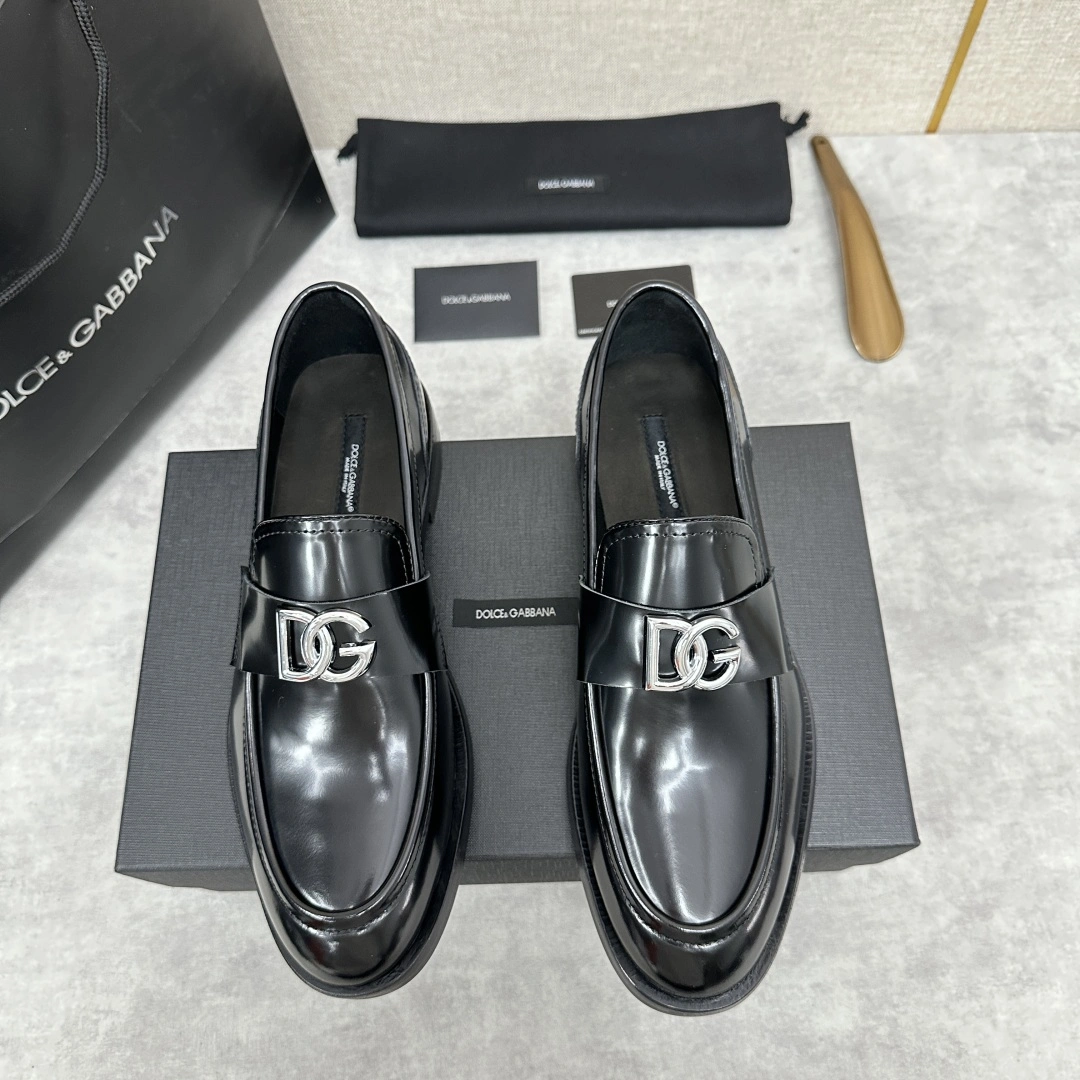 D&G Dolce&Gabban* Moccasins Men's Loafers Leather Shoes with D&G Metal English Logo Signature Label Decoration Elegant and elegant style Classic drums on the upper with 🈶️ embellishment English Horsebit metal label logo Classic accessories Selection of imported calfskin/open-edge beaded leather Precision crafted Inside black water-dyed cowhide Lining Skin-friendly and delicate Decorated with 🈶️ brand logo logo Upper hand-stitched To show the beauty of exquisite handmade A footstool with rounded toe design The most comfortable last shape 🉑 Casual 🉑 Formal The original leather outsole Rubber inserted into the heel to enhance the gripping performance The original packaging is on sale! Standard leather shoes size: 39 ~ 44# (38.45.46 can be customized) P¥1000-high imitation bags