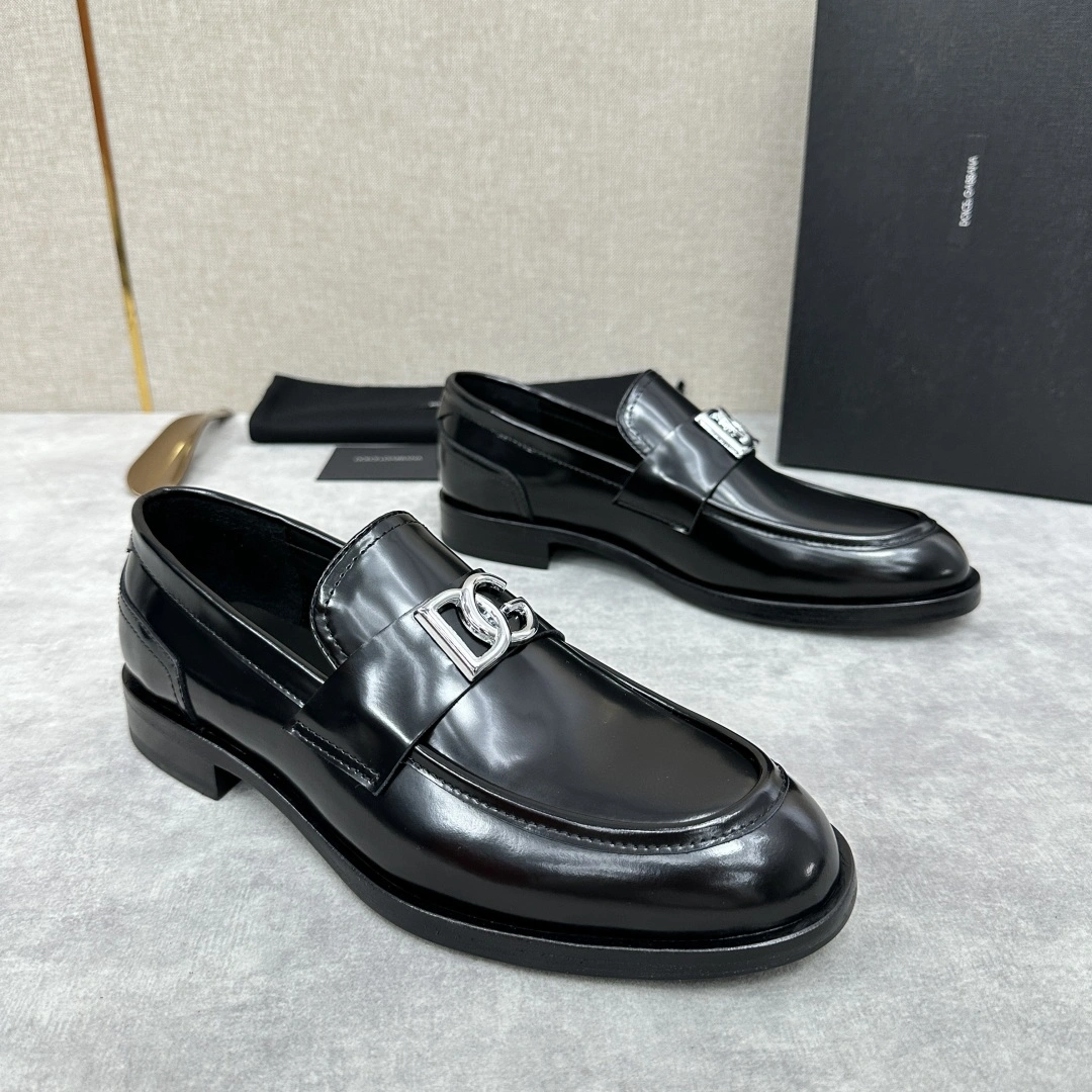 Foto [2]-D&G Dolce&Gabbana* Mocasines Mocasines para hombre Zapatos de piel con logotipo metálico D&G en inglés, señalización icónica y un estilo único de elegancia y sofisticación Tambores clásicos en la parte superior decorados con adornos 🈶️ en inglés, señalización metálica horsebit y accesorios clásicos Seleccionados de piel de becerro importada/cuero con abalorios, elaborados en piel de vacuno teñida al agua de color negro forro, agradable a la piel y delicado, adornado con el logotipo de la marca 🈶️, cosido a mano en la parte superior para mostrar la belleza del sofisticado diseño artesanal Un estribo con puntera redondeada, la horma más cómoda para los pies Forro de piel de vacuno teñida al agua de color negro Respetuoso con la piel y delicado Adornado con el logotipo de la marca 🈶️ Cosido a mano en la parte superior Mostrando la belleza del exquisito diseño artesanal Un estribo con diseño de puntera redondeada La horma más cómoda para los pies 🉑 Casual 🉑 Formal La suela de cuero original Suela de goma insertada en el talón Mayor rendimiento de agarre ¡Embalaje original para la venta! Zapatos de cuero estándar tamaño: 39 ~ 44# (38.45.46 se puede personalizar) P¥1000-alta imitación bolsas