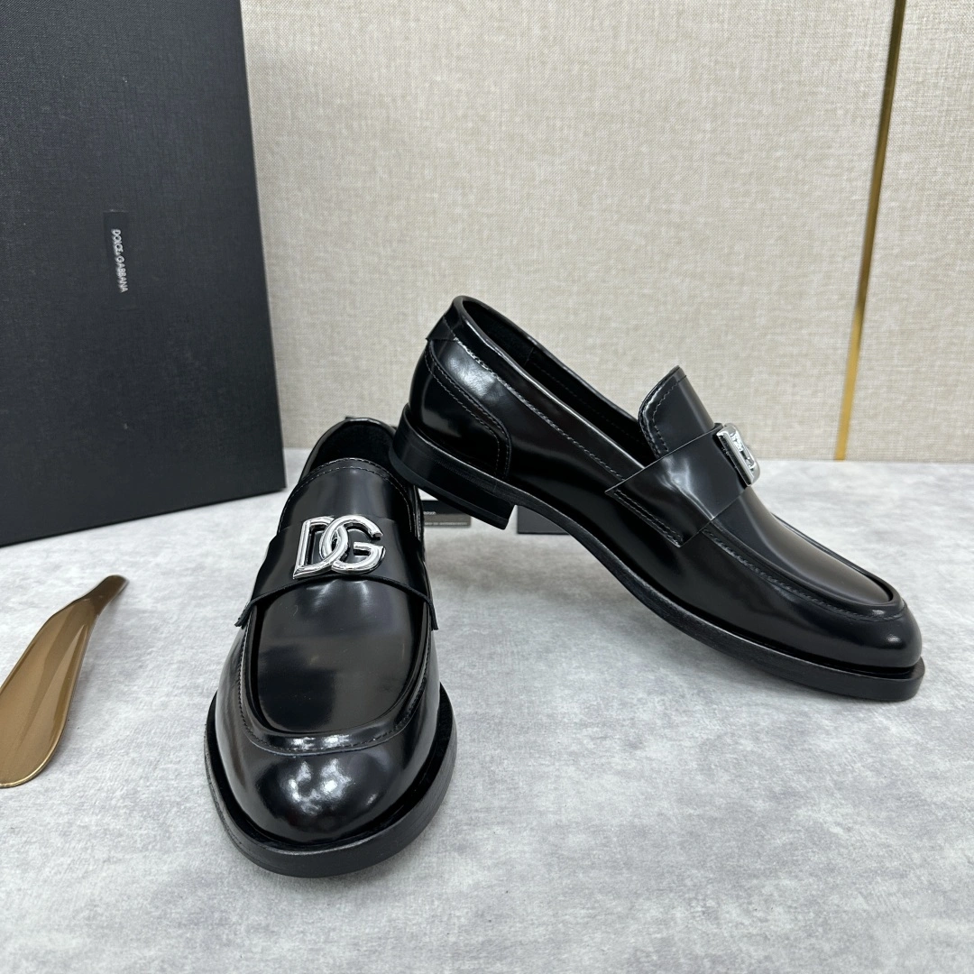 Image [7]-D&G Dolce&Gabbana* Mocassins Homme Chaussures en cuir avec logo métallique D&G en anglais, signalétique iconique et style unique d'élégance et de sophistication Tambours classiques sur l'empeigne décorée de 🈶️ embellissements en anglais, signalétique métallique en mors de cheval et accessoires classiques Sélectionné en cuir de veau importé/cuir perlé à bord ouvert, confectionné en doublure de cuir de vachette teintée à l'eau noir, doux pour la peau et délicat, décoré du logo de la marque 🈶️, cousu à la main sur l'empeigne pour montrer la beauté de l'artisanat sophistiqué. Doublure en cuir de vachette teintée à l'eau noir Respectueux de la peau et délicat Orné du logo de la marque 🈶️ Logo cousu à la main sur la tige Montrant la beauté de l'artisanat exquis Un étrier avec un design de bout arrondi La forme dernière la plus confortable pour les pieds 🉑 Casual 🉑 Formal La semelle extérieure en cuir d'origine Semelle en caoutchouc insérée dans le talon Performance d'adhérence améliorée Emballage d'origine pour la vente ! Chaussures en cuir standard taille : 39 ~ 44# (38.45.46 peut être personnalisé) P¥1000-sacs d'imitation haute.