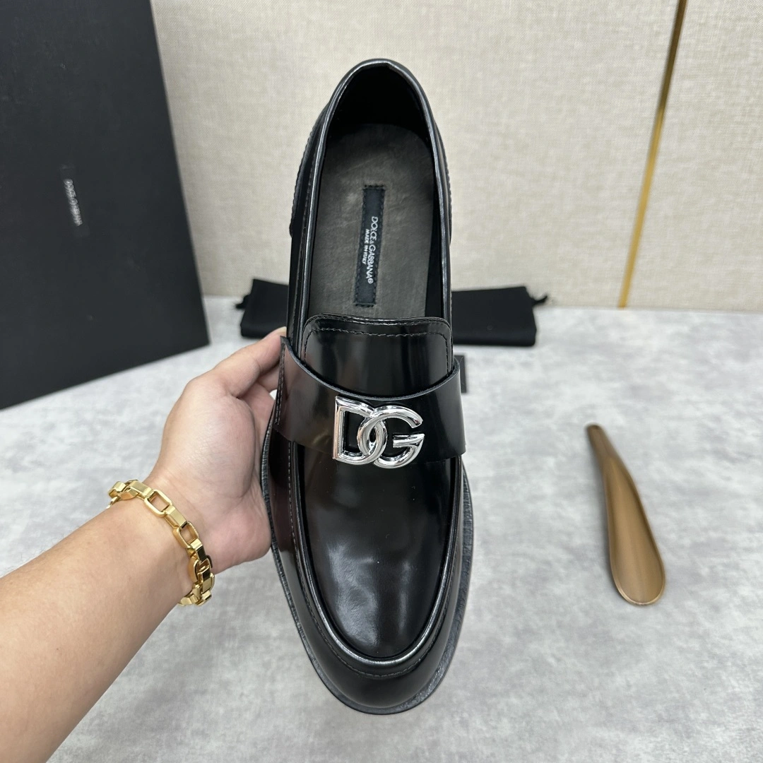 Picture [5]-D&G Dolce&Gabban* Moccasins Men's Loafers Leather Shoes With all the creativity presenting D G metal English logo iconic tag decoration unique style elegant and sophisticated upper classic drum decorated with 🈶️ embellishment English horsebit metal tag logo classic accessories selected imported calf leather/open-edge beaded leather refined and made from lining black water-dyed cowhide lining, skin-friendly and delicate decorated with 🈶️ logo logo hand-stitched to show the beauty of sophisticated handmade. Black water-dyed cowhide leather lining Skin-friendly and delicate Adorned with 🈶️ brand logo logo Hand-stitched upper Showing the beauty of exquisite handmade A stirrup with rounded toe design The most comfortable last shape for the feet 🉑 Casual 🉑 Formal Original leather outsole Rubber sole inserted in the heel Enhanced gripping performance Available in original packaging! Standard leather shoes size: 39 ~ 44# (38.45.46 can be customized) P¥1000-high imitation bags