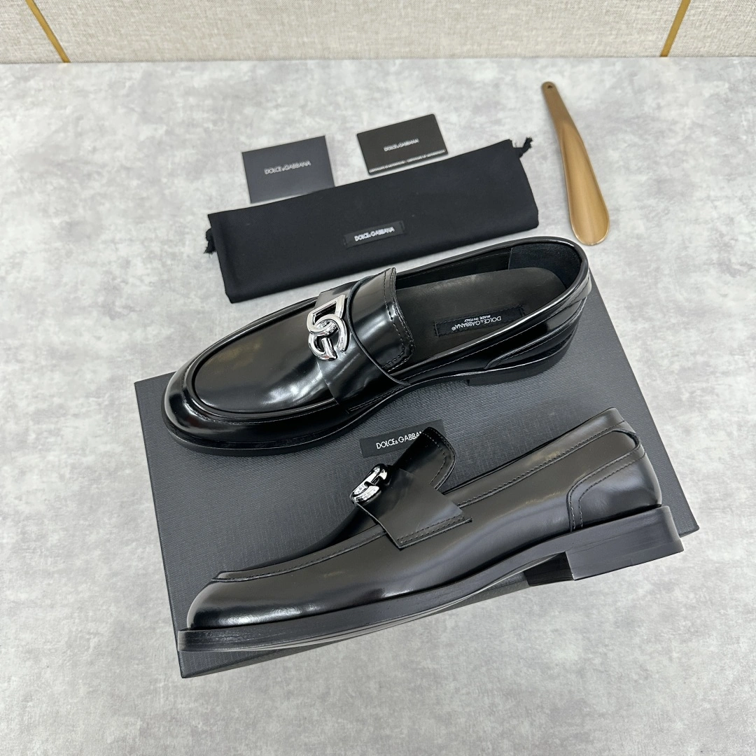 Foto [3]-D&G Dolce&Gabban* Mocasines Mocasines para hombre Zapatos de piel con logotipo metálico de D&G en inglés, señalización icónica y un estilo único de elegancia y sofisticación Tambores clásicos en la parte superior decorados con adornos 🈶️ en inglés, señalización metálica de horsebit y accesorios clásicos Seleccionados de piel de becerro importada/cuero de abalorios de borde abierto, elaborados en forro de piel de vacuno teñida al agua de color negro, agradable a la piel y delicada, decorados con el logotipo de la marca 🈶️, cosidos a mano en la parte superior para mostrar la belleza del sofisticado diseño artesanal Un estribo con puntera redondeada, la horma más cómoda para los pies Forro de piel de vacuno teñida al agua de color negro Respetuoso con la piel y delicado Adornado con el logotipo de la marca 🈶️ Cosido a mano en la parte superior Para mostrar la belleza del exquisito diseño artesanal Un estribo con diseño de puntera redondeada La horma más cómoda para los pies 🉑 Casual 🉑 Formal La suela de cuero original Suela de goma insertada en el talón Mayor rendimiento de agarre ¡Embalaje original para la venta! Zapatos de cuero estándar tamaño: 39 ~ 44# (38.45.46 se puede personalizar) P¥1000-alta imitación bolsas