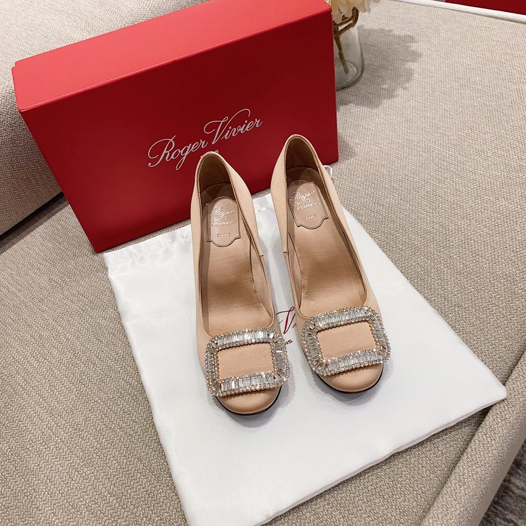 RV Banana Heel Silk Square Diamonds High Heels 👠 "Thirty Just" Wang Manni o mesmo salto de vidro de vinho de fivela de diamante este último original sempre foi ~ não quer esfregar a grama de calor. Até que esperemos pela versão original da determinação final da versão redonda da cor e a nova versão dos detalhes se atrevem a dar-lhe o chefe para ter certeza de que a venda de zp cinza é de fato muito avançada cinza oliva com uma luz quente suave romântica e elegante se é para reuniões diárias ou casamentos com o clássico salto curvo de 6,5cm para tornar os sapatos mais confortáveis para usar a perna mais esbelta após a última depuração repetida do mestre e pés de teste repetidos de muitos pés de teste da irmã da senhora para garantir que os sapatos nos pés dos últimos da depuração repetida do mestre e pés de teste repetidos da senhora para garantir que os sapatos nos pés. Pé de teste para garantir que os sapatos no pé grama frango confortável ~ todos os detalhes do material toda a versão correta do zp 🐴 35 ~ 39 🐎 (34, 40 personalizado não retornável) p700- bolsas de alta qualidade