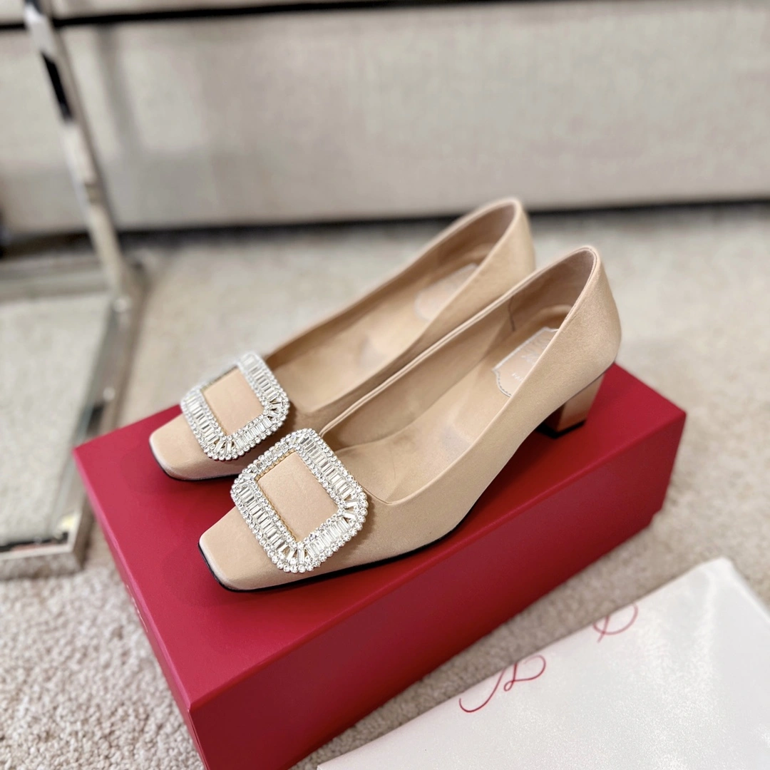 RV Perennial Classic Belle Silk Diamond Buckle Square Heels👑Newly upgraded version is more beautiful ❤️ Many stars and netizens with the same models whether it is a daily party or a wedding💒With the combination of never go wrong with a versatile tool😍Unique square drill buckle design with the 4.5cm classic small square heel makes the shoes more comfortable to wear and the legs are more slender! 💃Imported counter silk fabric lining cushion foot: imported lambskin Italian translucent dyeing leather outsole Swarovski original diamond flower buckle 35 ~ 39 🐎 (34, 40 customized non-refundable) heel height of 4.5cm (⚠️35.5 skinny feet try on 35 suitable for everyone's reference) p700- high quality replica handbags