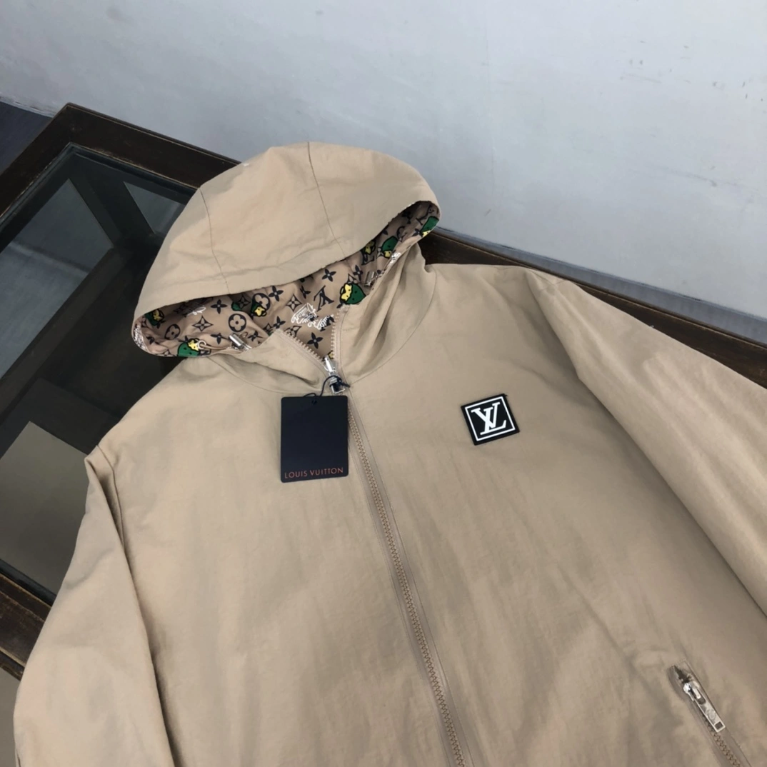 Image [4]-P560 LV LV Reversible Two Wear 2025 Early Spring Most Handsome Jacket Revisited High-end Casual Collection Very Hot Casual Trend ! Souligne parfaitement la présence de la marque ! Imperméable, coupe-vent, légère et d'une qualité extrême ! Le sens du style et de la forme de cette veste haut de gamme, facile à porter, n'a plus besoin d'être présenté ! Couleur : kaki, noirTaille : M-XXXL-High replica handbags