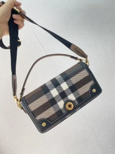 80661671 Sac compact décoré de carreaux et de surpiqûres Burberry en cuir avec une fermeture à pression brillante gravée du logo de la marquePeut être porté à la main à l'aide de la poignée supérieure ou à l'aide de la sangle oblique réglableLa sangle est ornée du logo monogrammé Burberry tissé en jacquardAu moins 30% des principaux matériaux utilisés dans la construction de cette pièce sont dérivés de matériaux biobasésLes matériaux biobasés sont dérivés de sources renouvelables, telles que des plantes et de l'huile de ricin. Ressources naturellesS500,Dimensions24 x 8 x 14cmPoignéeHauteur verticale : 9cmSangle d'épauleLongueur verticale minimale : 47,5cmLongueur verticale maximale de la sangle d'épaule : 52,5cmCouche extérieure : 54% Polyuréthane23% Coton23% PolyesterBordure : 100% Cuir de veauCouche intérieure : 60% Coton 40% polyesterSangle diagonale détachable et réglable1 poche intérieure fenduePlan supérieur avec fermeture magnétiqueBords peints à la main et laquésFinitions métalliques brillantesFabriqué en Italie-Sacs de haute qualité