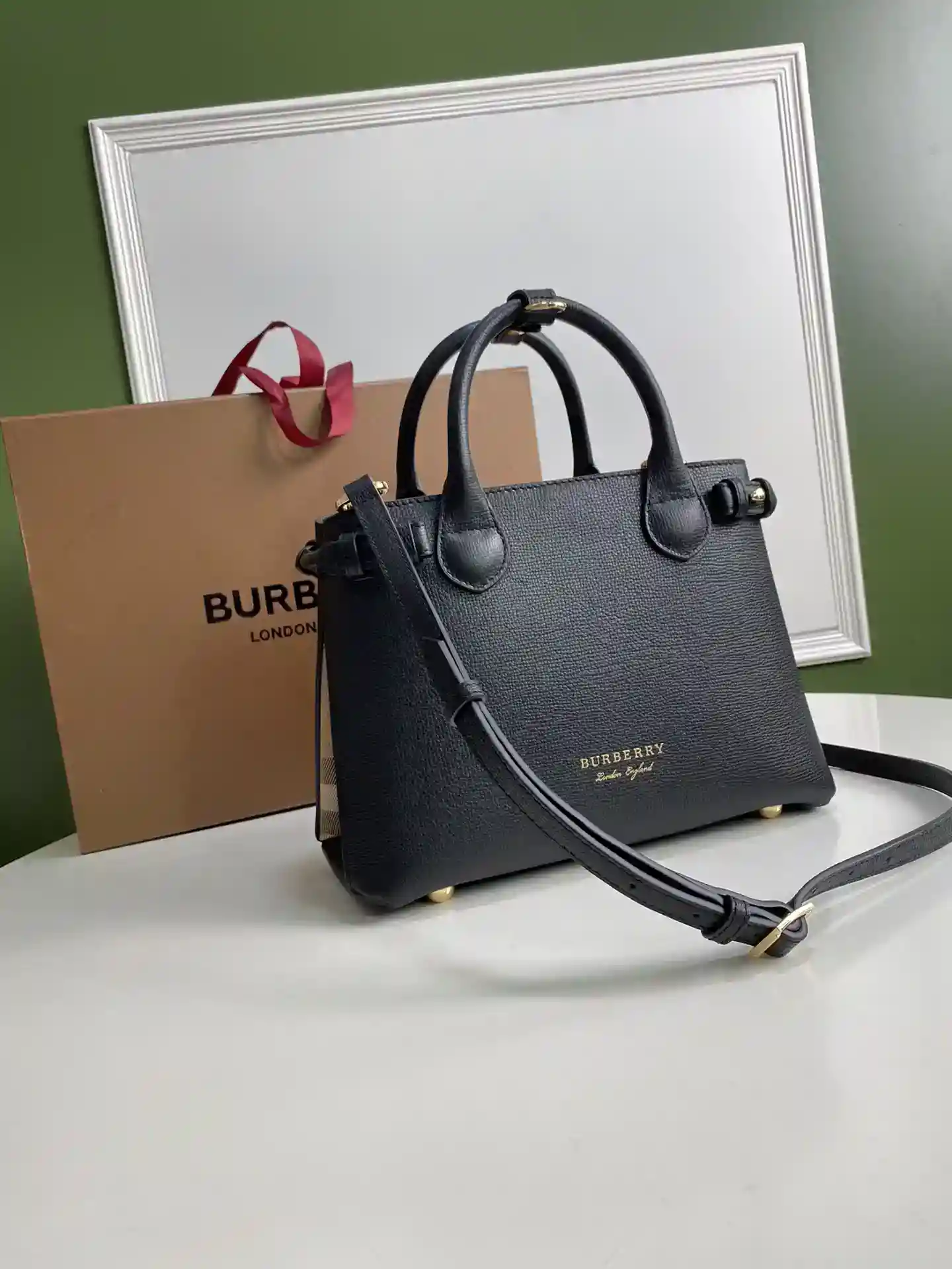 画像[2]-Medium UK Order Bbr The Banner Tote House Check Check Leather Banner Handbags 柔らかく構築されたトートバッグは、グレインレザーとハウスチェックのコットン生地で丁寧に作られています 取り外し可能なレザーショルダーストラップ 最新の生地は、以前のものとは異なります スモール26cm78- 高品質のハンドバッグ